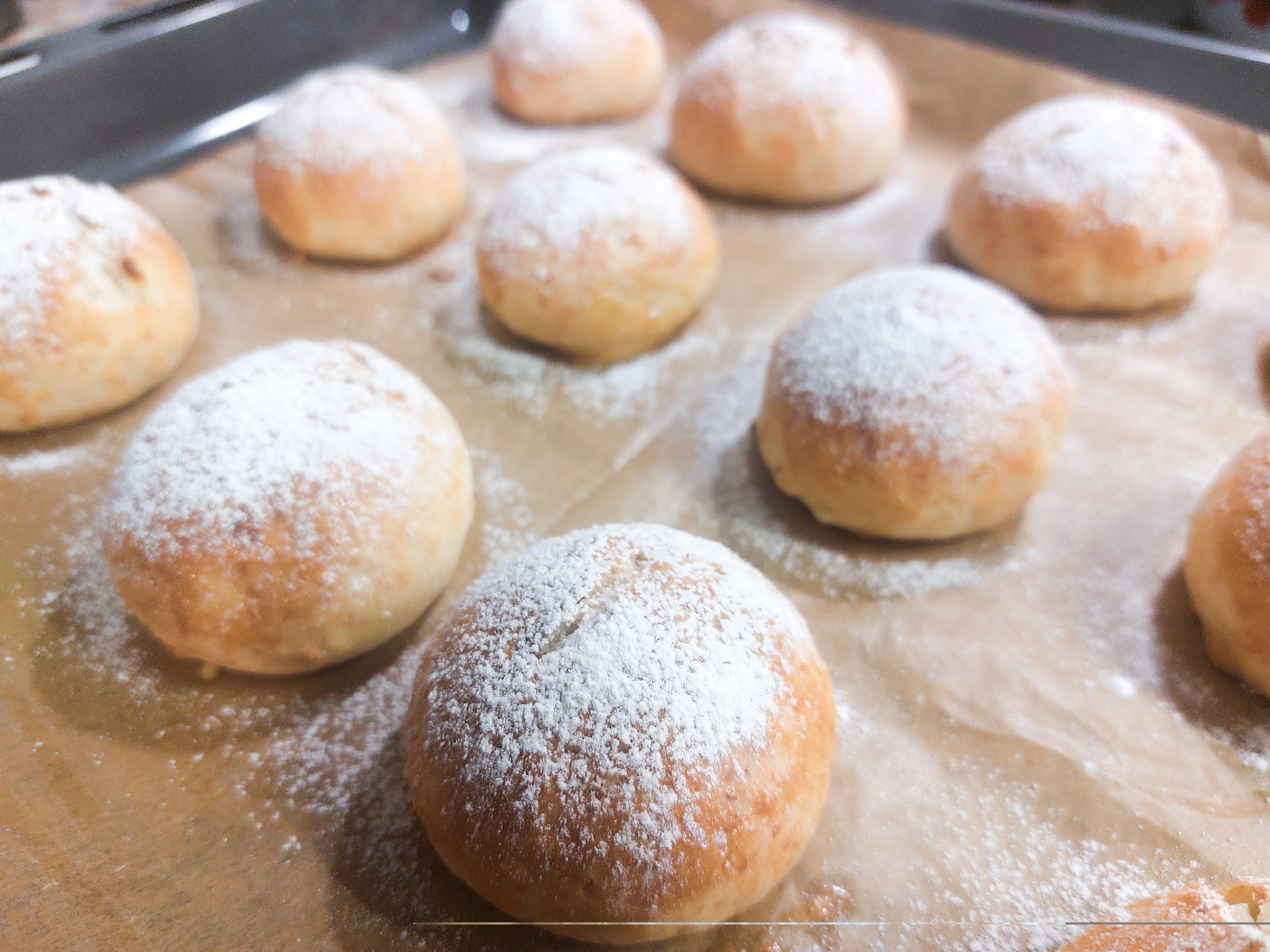 булочка парижская бриошь. Roll булочка. булочка с лицом. гаш булочка. сахарные булочки.