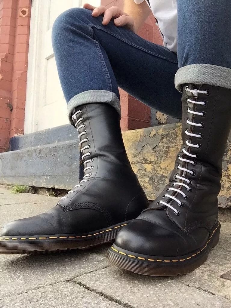 Dr martens берцы мужские. Ботинки доктор Мартинс скинхеды. Доктор Мартинс 1914 скинхед. Ботинки доктор Мартинс скиновские. Dr Martens скинхеды.