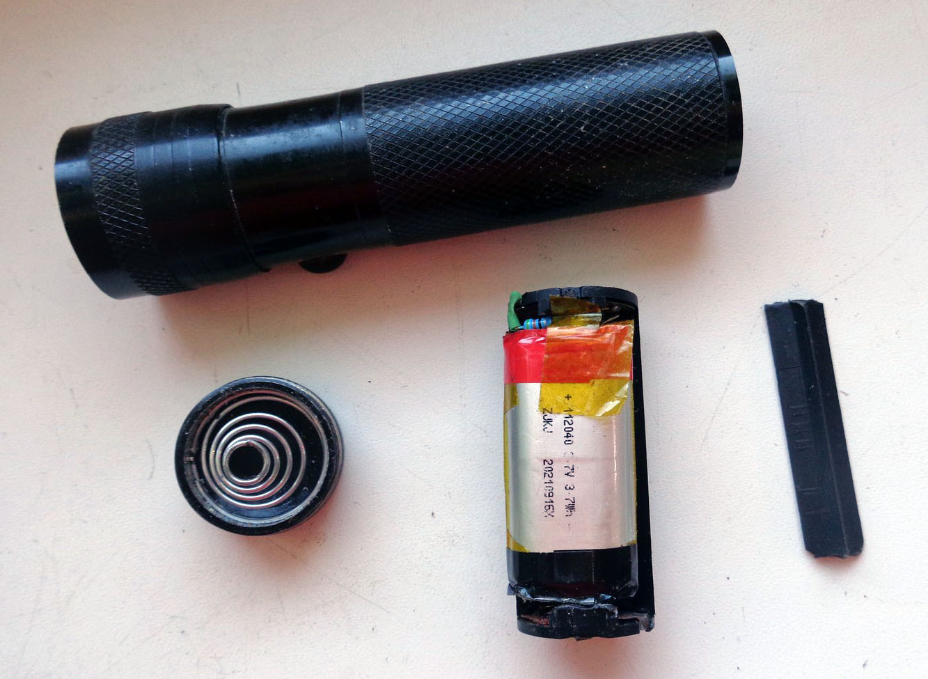 Как сделать фонарик из батареек: простой вариант без пайки