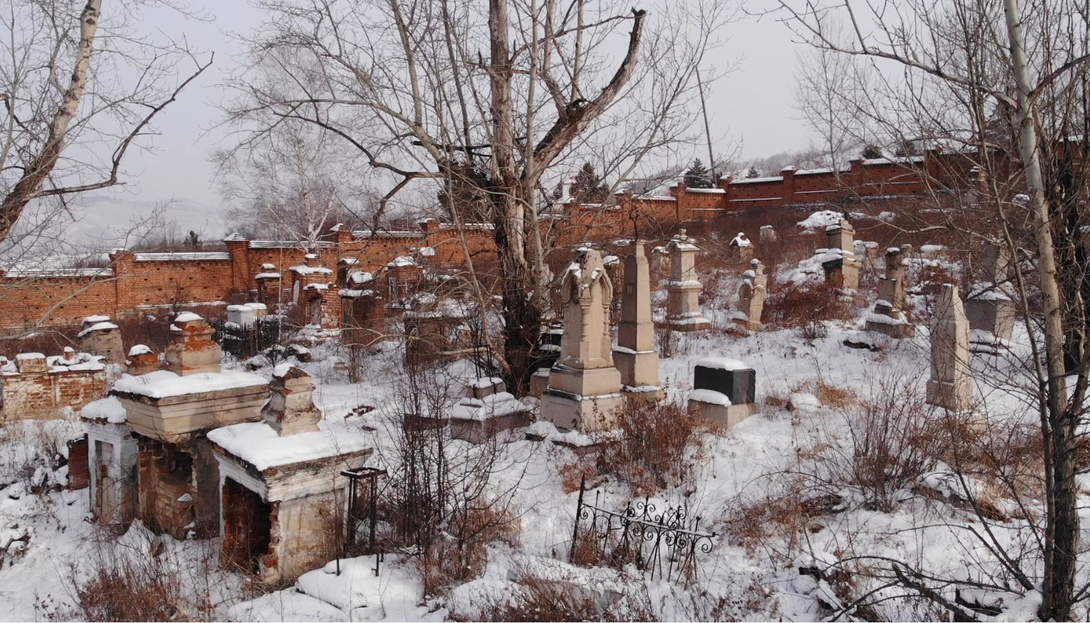 В поисках клада: почему вандалы разрушают старинное еврейское захоронение?  (фото, видео) | Пикабу