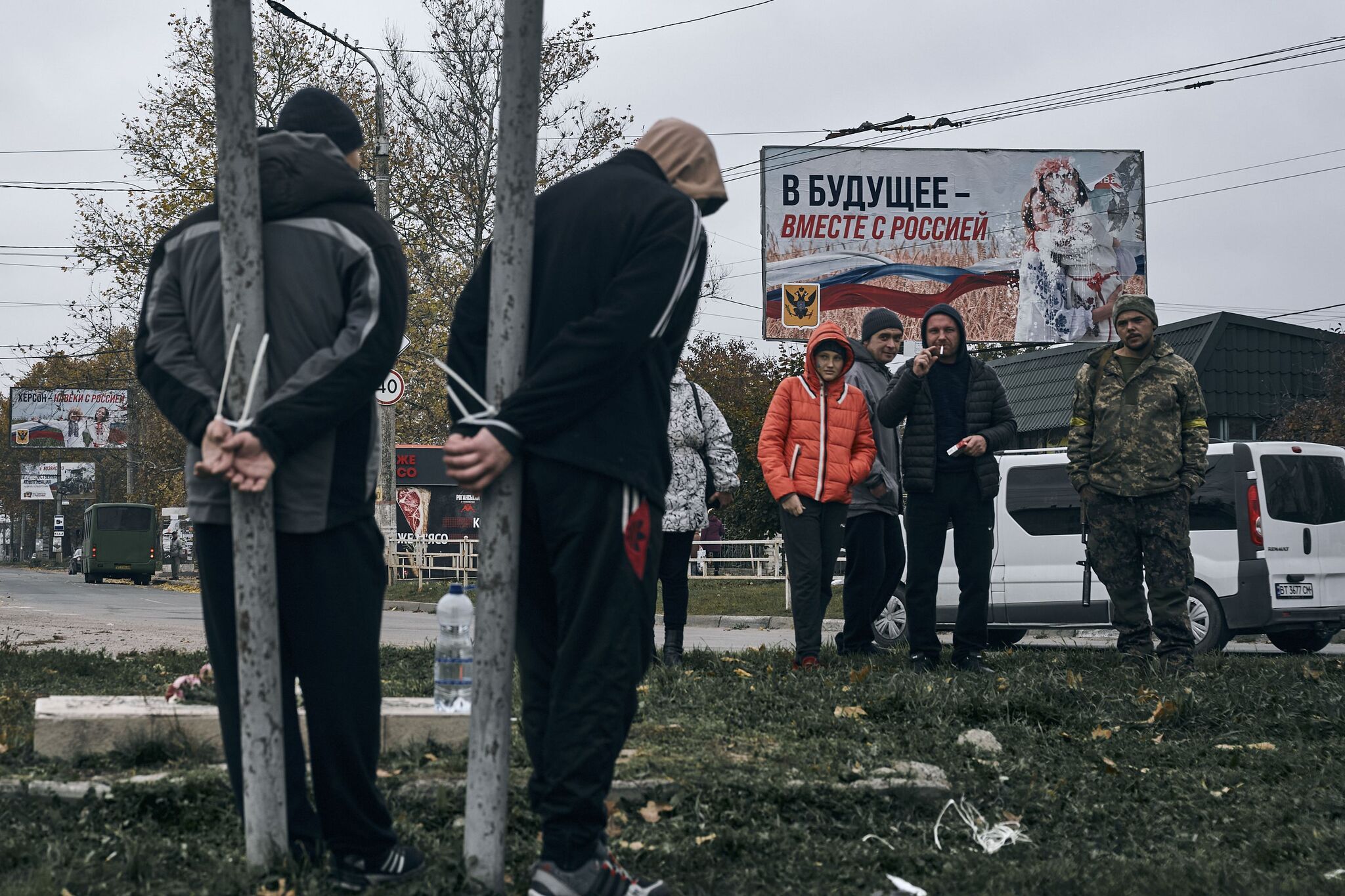 Жителей Херсона привязали к столбам после прихода ВСУ в город | Пикабу