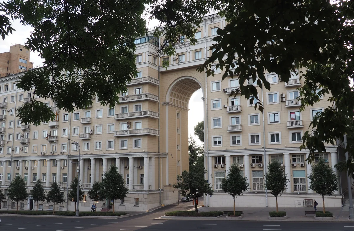 Старейший парк в центре Москвы, куда не может попасть ни один москвич |  Пикабу