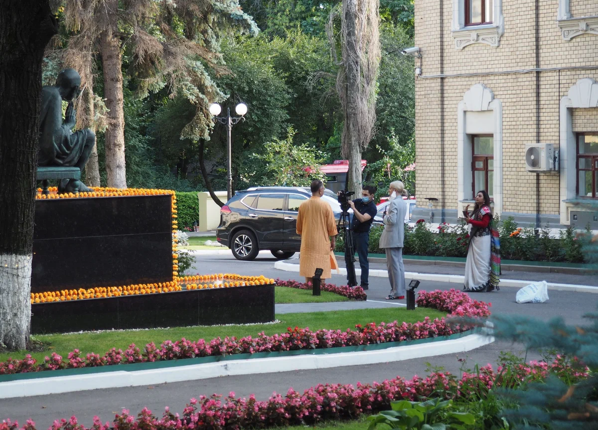 Старейший парк в центре Москвы, куда не может попасть ни один москвич |  Пикабу