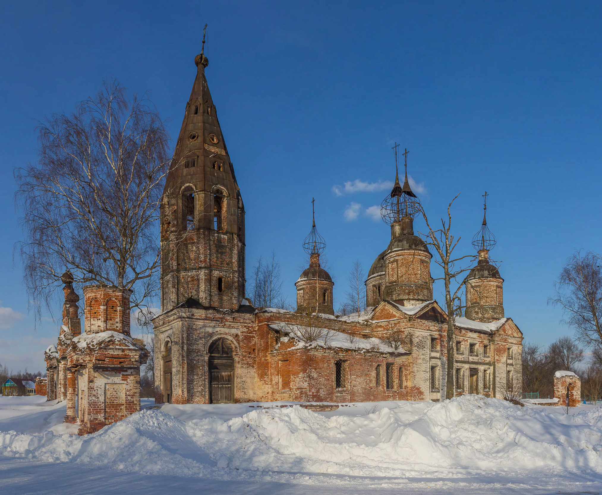 Заброшенная церковь в селе Остров | Пикабу