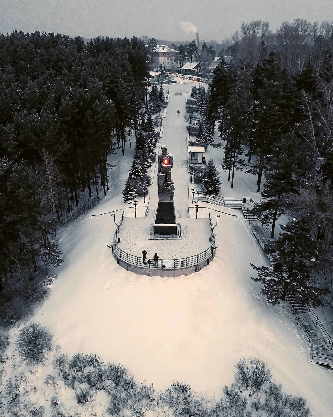 Величественный монумент в Кемерово, установленный в память погибшим  шахтёрам. В его груди, как факел, пылает сердце | Пикабу