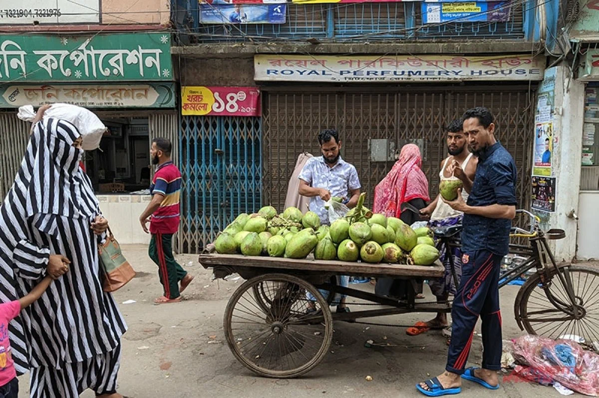 трахнутые: Бангладеш Красивая возбужденная девушка показывает и играет со своими сиськами