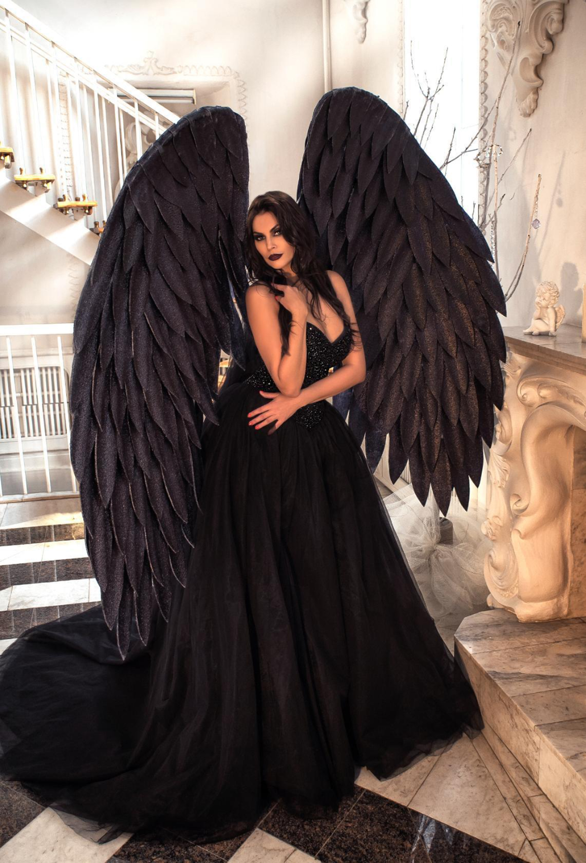 Что символизируют черные крылья ангела?