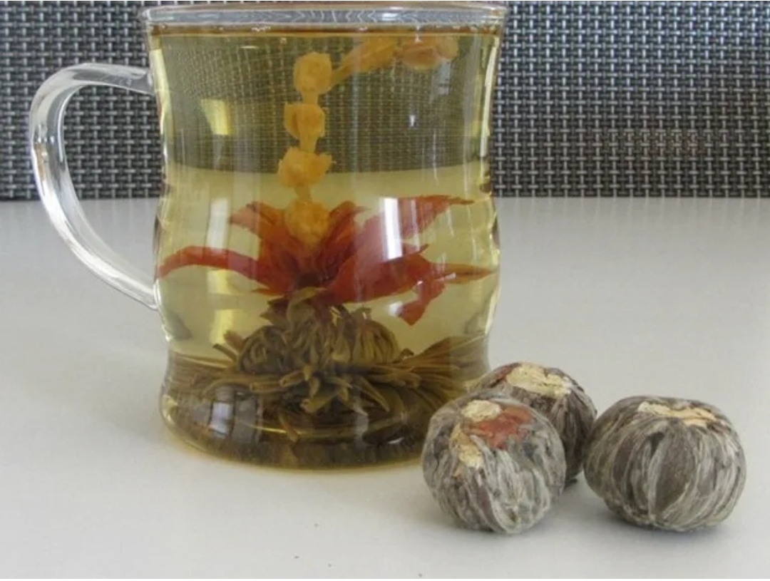 Как называется заварка. Зеленый чай цветок распускается. Китайский чай цветок. Связанный чай. Цветочный связанный чай.