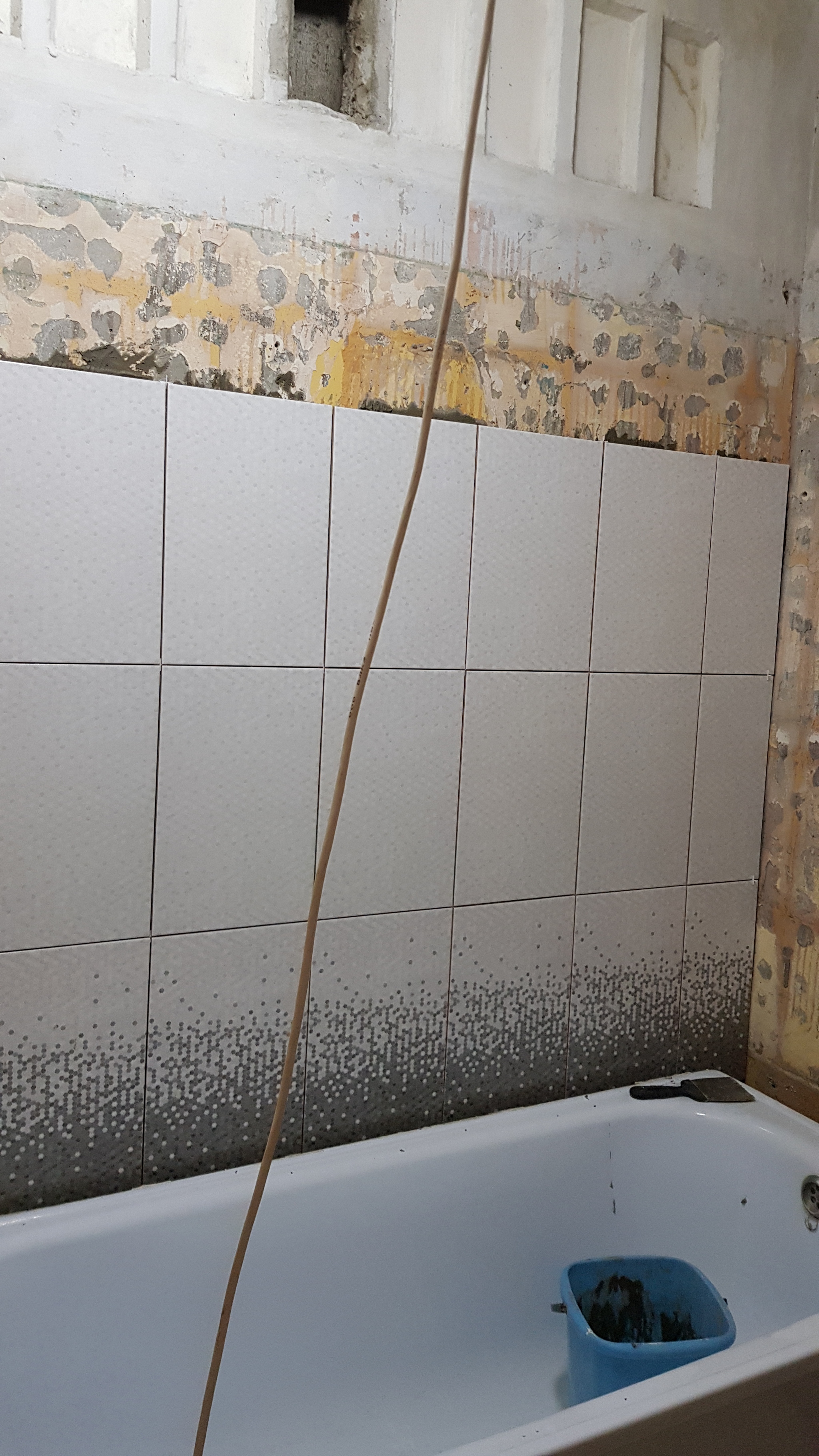 Как герметизировать пространство между ванной и стеной, если ванна короче длины стены?