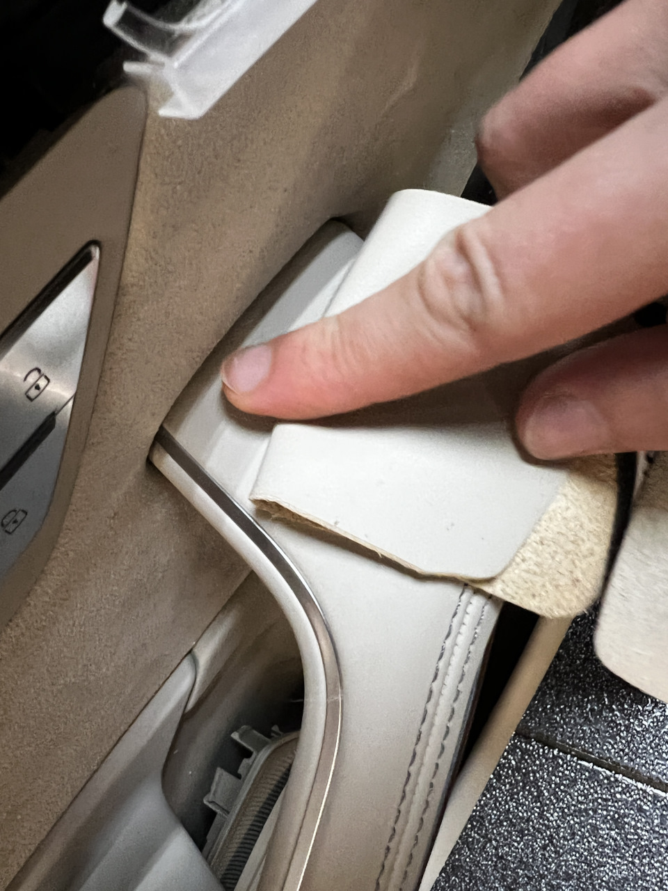 Перетяжка дверных карт VW Golf MK4 качественной экокожей