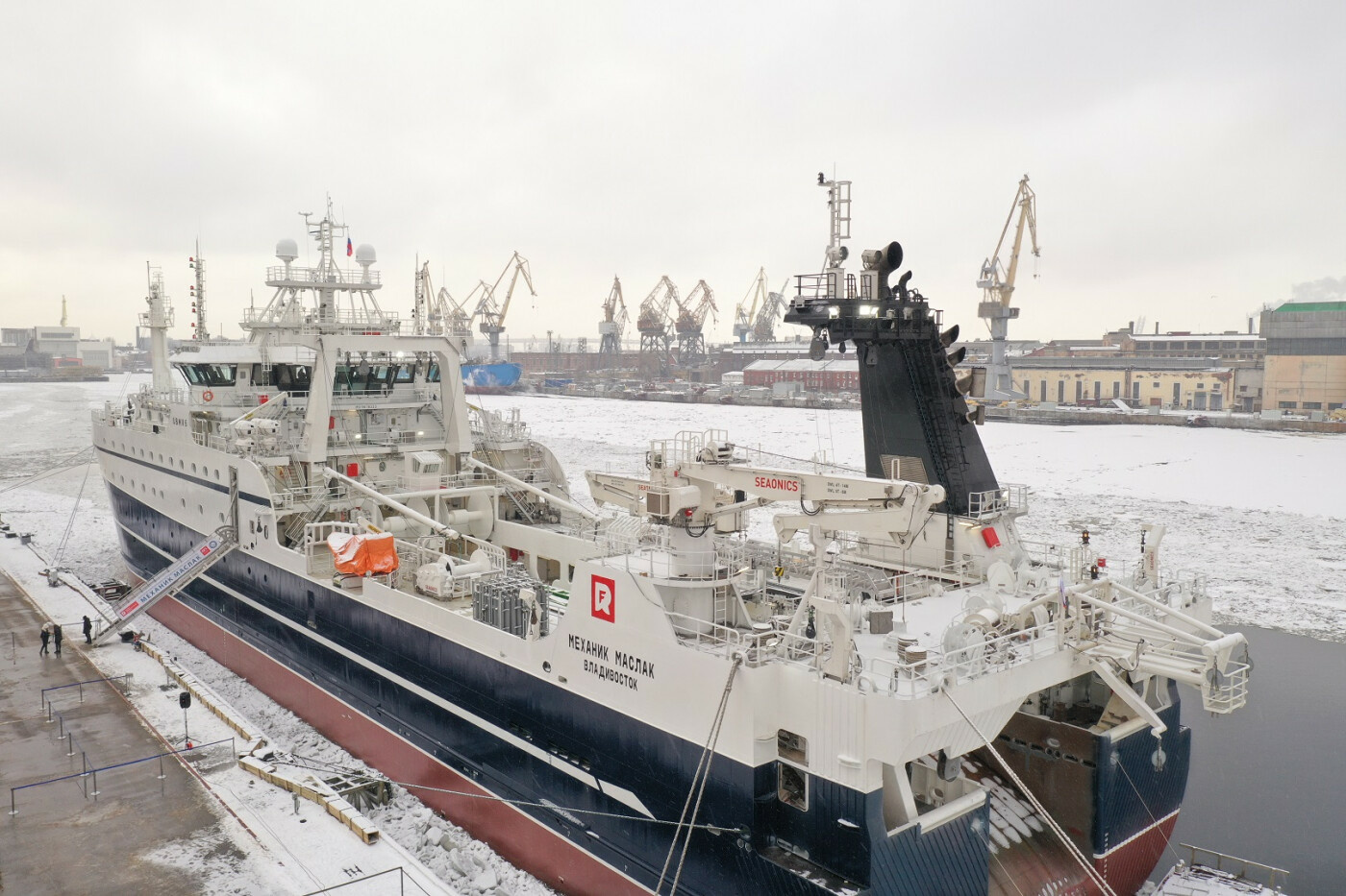 В Питере сдали 2-й из 10 рыболовных супертраулеров СТ-192 