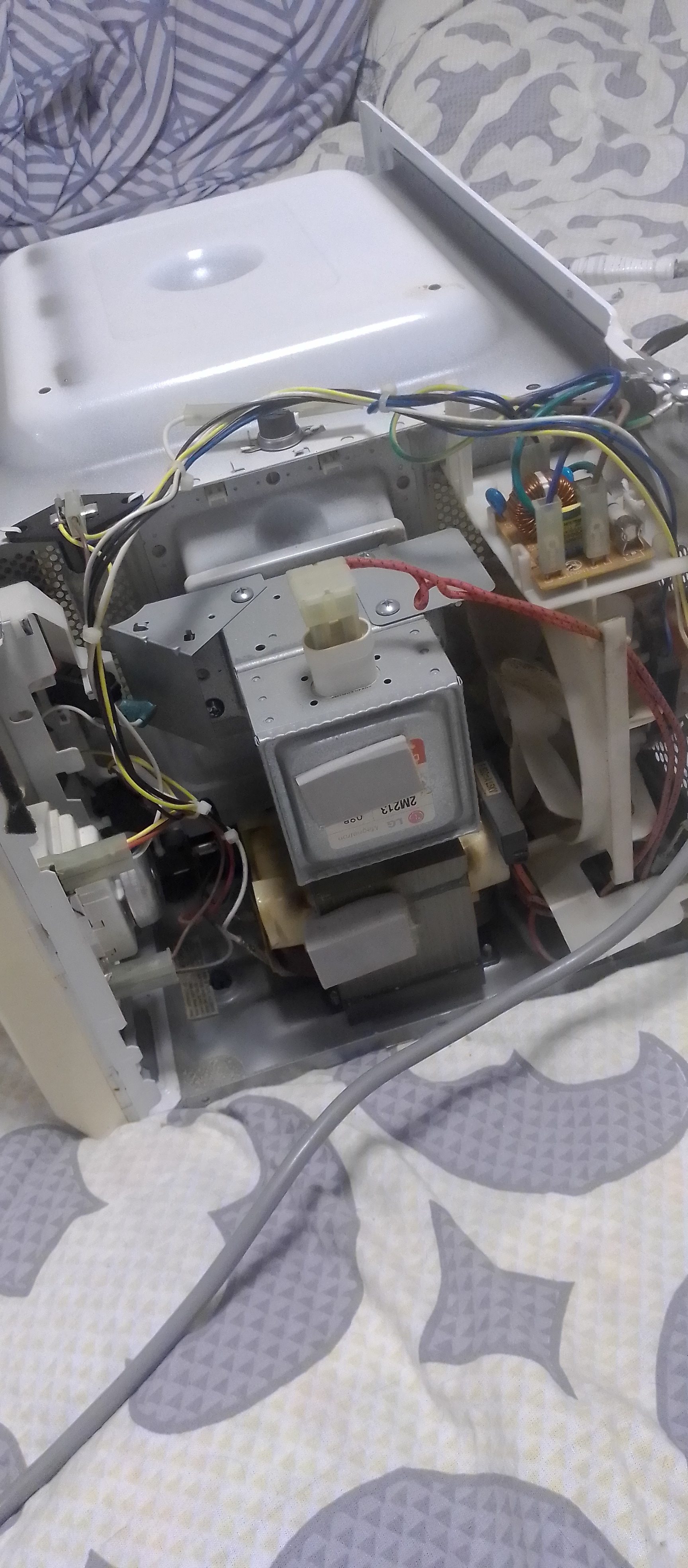 Заискрила микроволновка lg ms-1724u и завоняло горелым | Пикабу