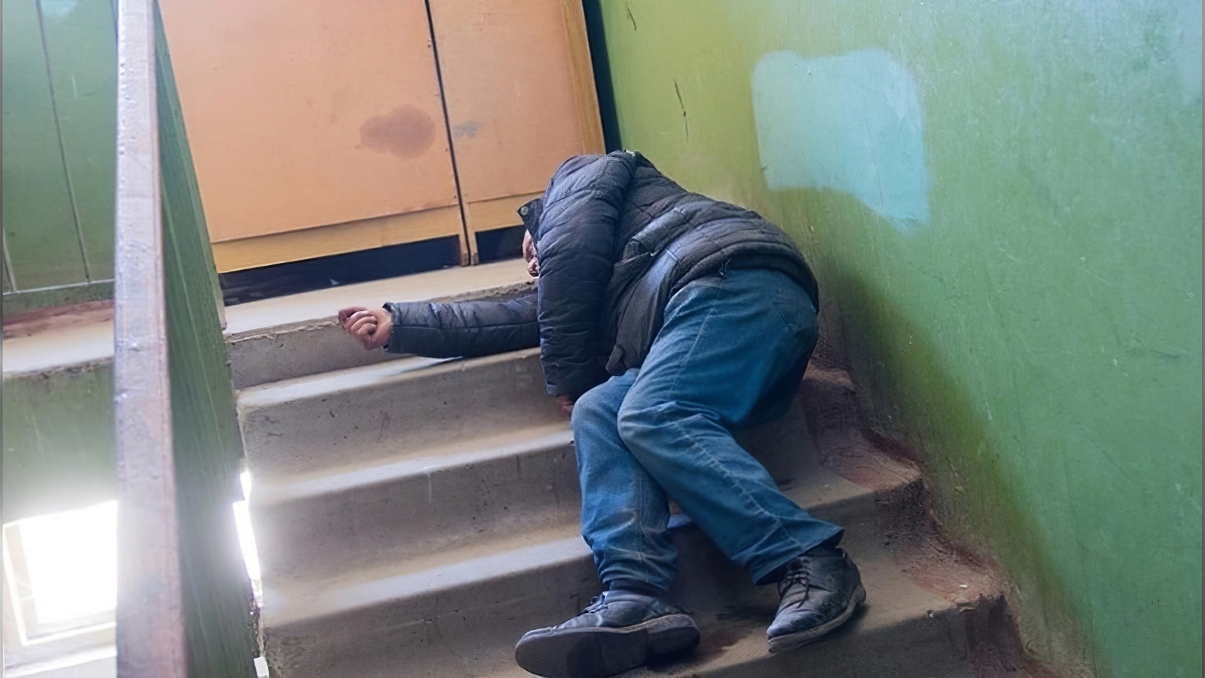 Пьяный и буйный в вашем подъезде. Что можно сделать? — Dava Group на beton-krasnodaru.ru