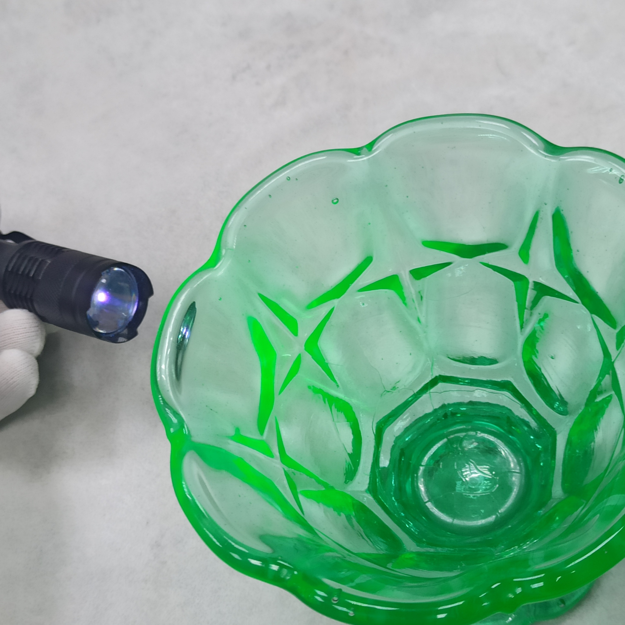 Урановое стекло | Пикабу