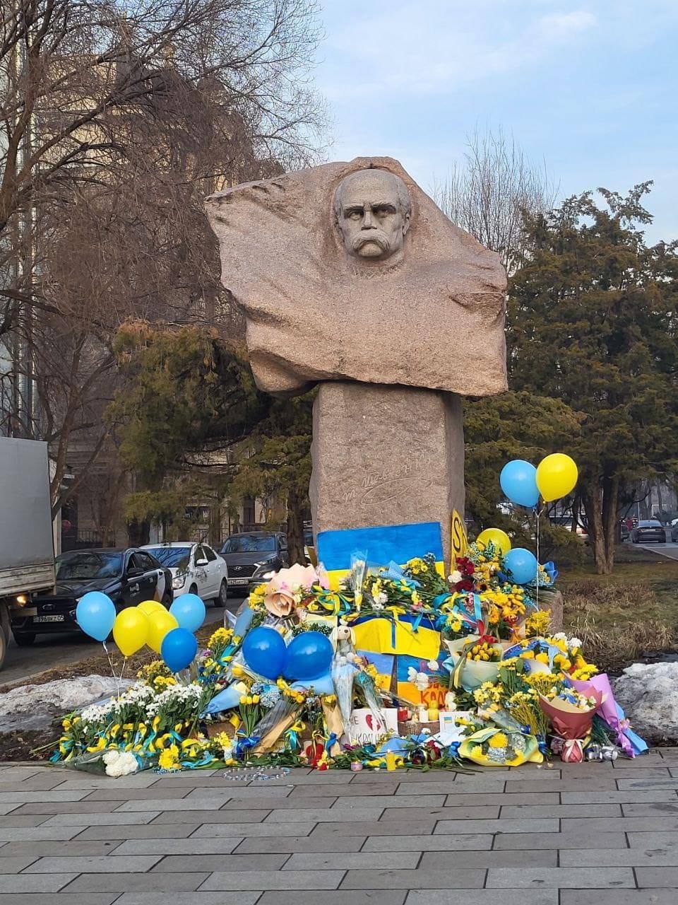 У памятника Шевченко | Пикабу