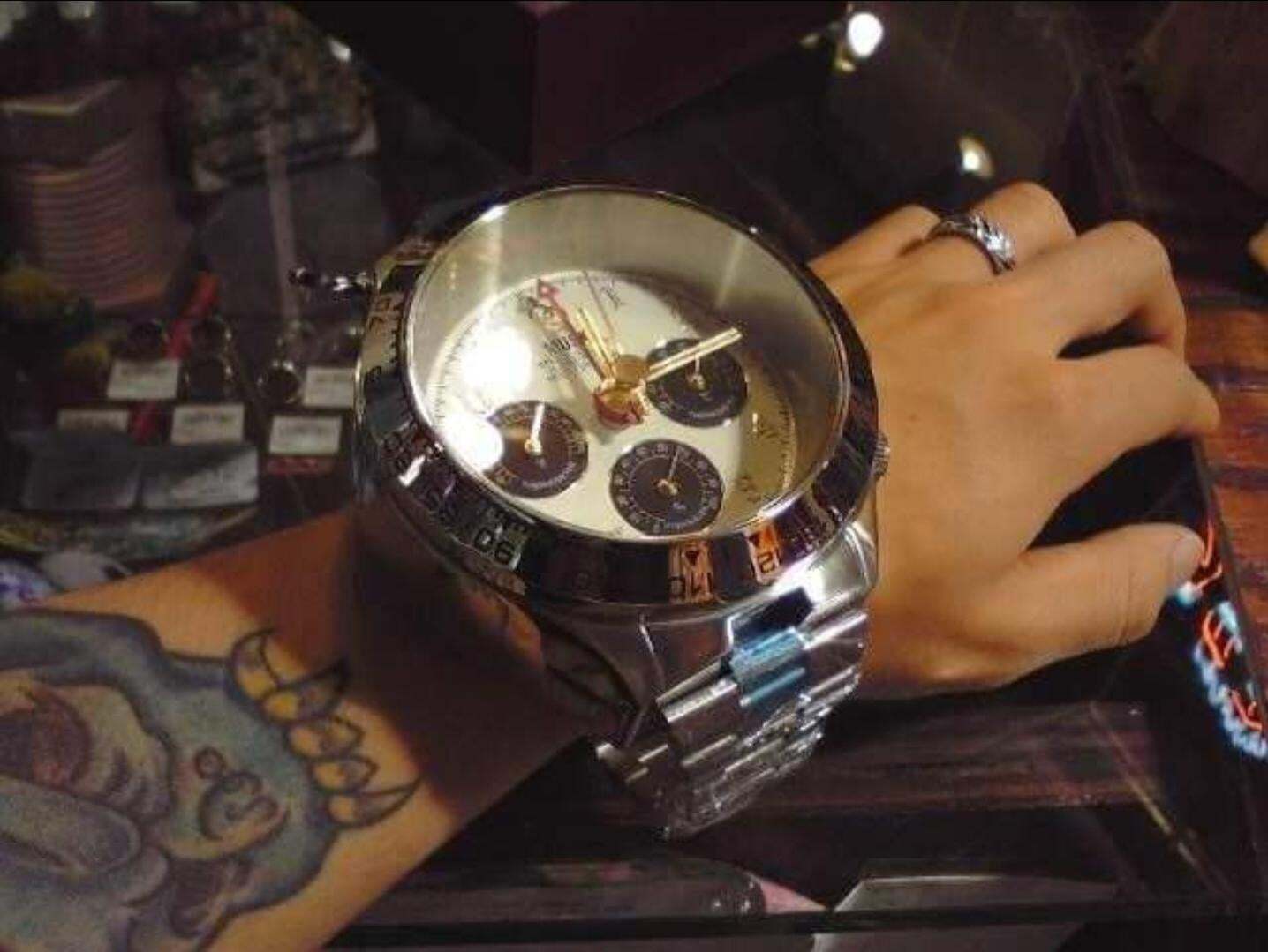 Видео новинок часов. Прикольные часы наручные. Огромные часы на руке. Большие наручные часы мужские. Самые большие наручные часы.
