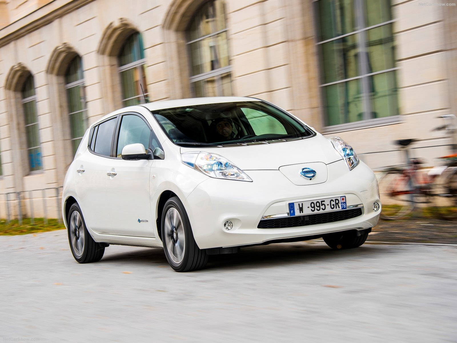 Nissan Leaf электромобиль