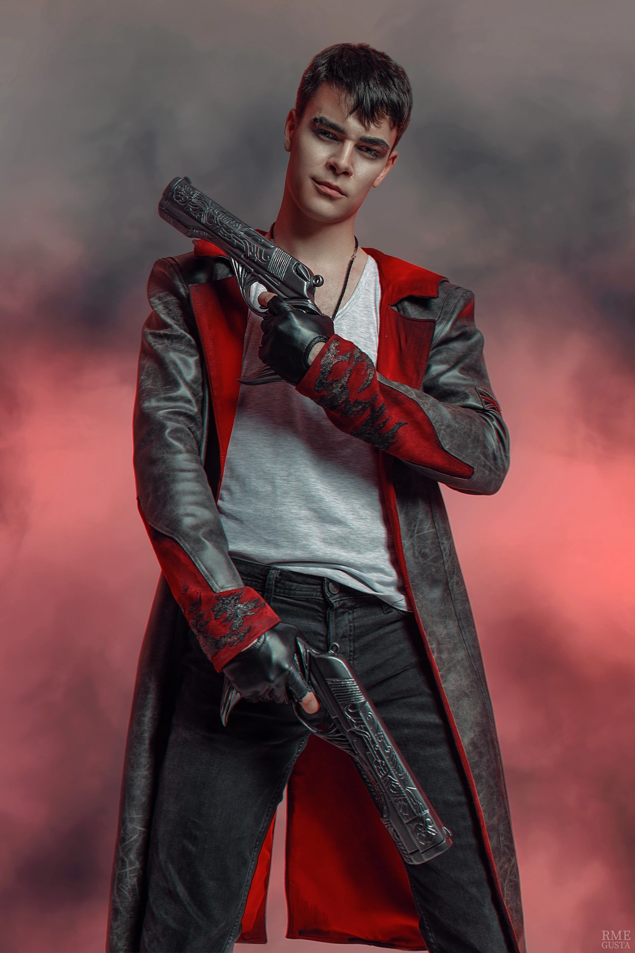 Клуб данте. Данте ДМС 5 В шляпе. Dante Cosplay. Данте оьоаз. Стрижка Данте из DMC.