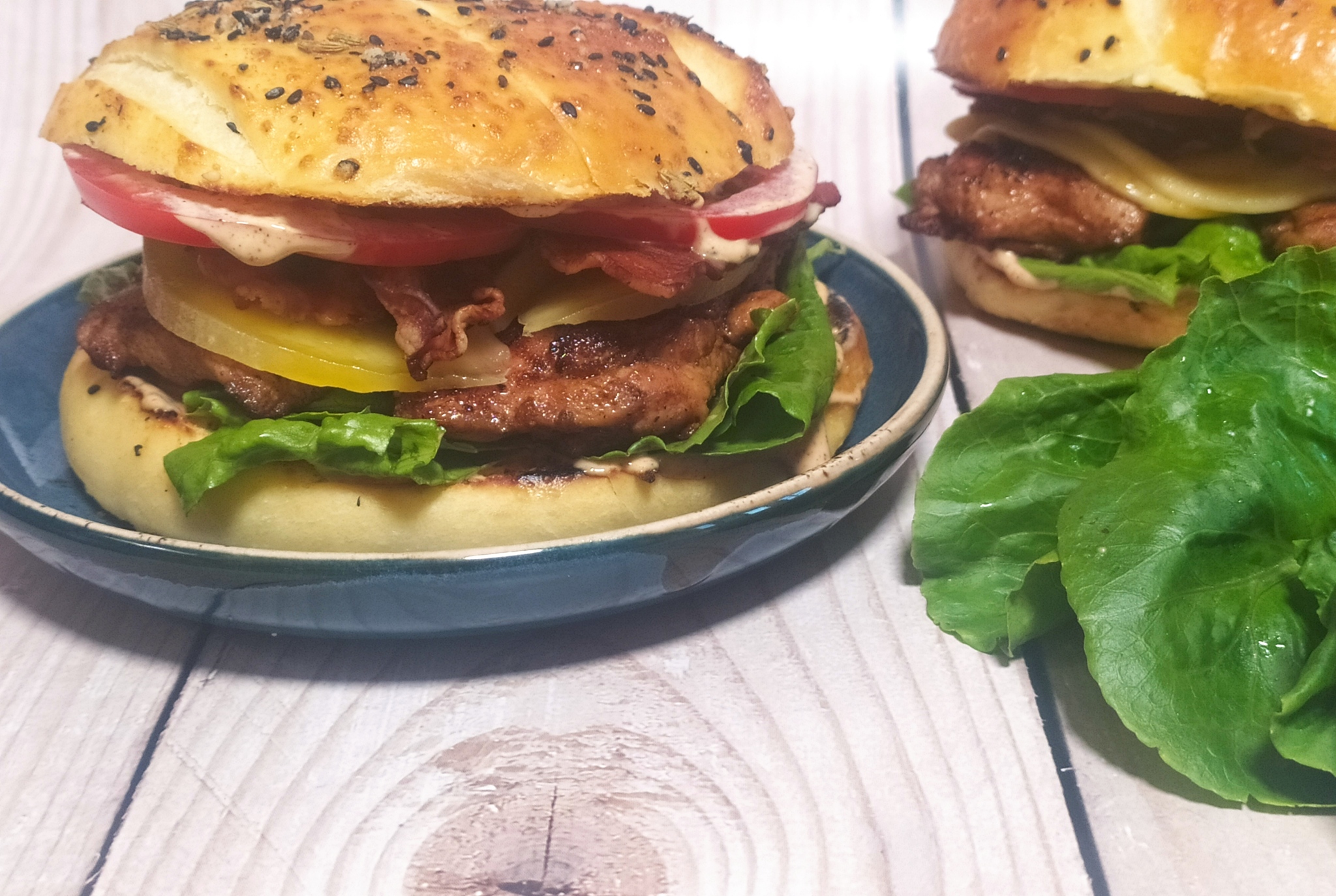 Сэндвич с маринованной курицей, обжаренной на гриле, острым майонезным  соусом и сыром раклет | Пикабу