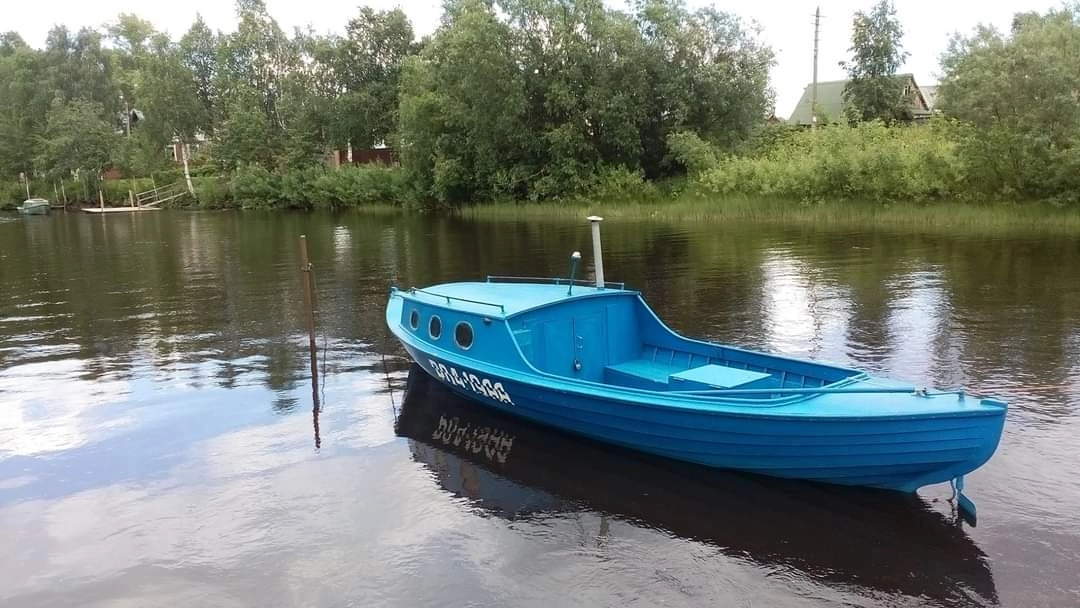 Лодки архангельска. Лодка Соломбалка. Лодка Соломбалка Архангельск. Катер Соломбалка. Река Соломбалка Архангельск.