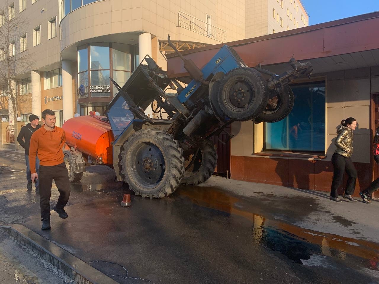 По полям, по полям, синий трактор едет… а все, приехал | Пикабу