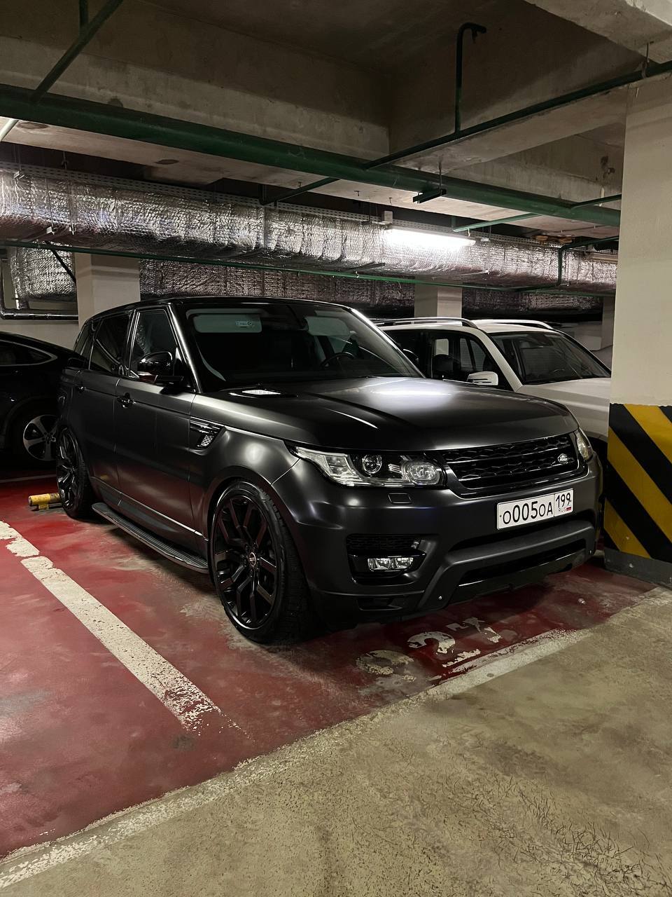 Range Rover sport на подземном паркинге ЖК Мосфильм в Москве | Пикабу