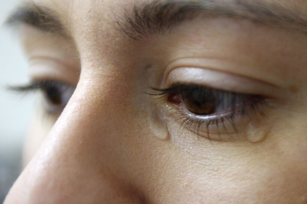 Правда ли, что глаза выцветают от слёз? | Пикабу