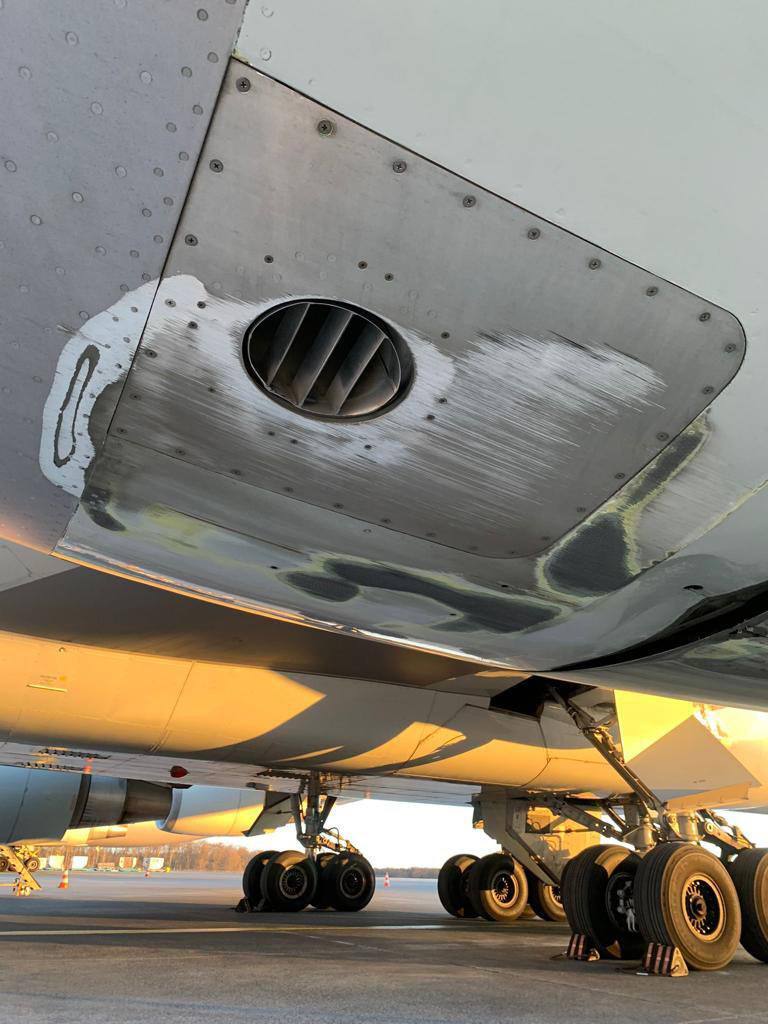 Касание двигателями Boeing 747 взлетно-посадочной полосы | Пикабу