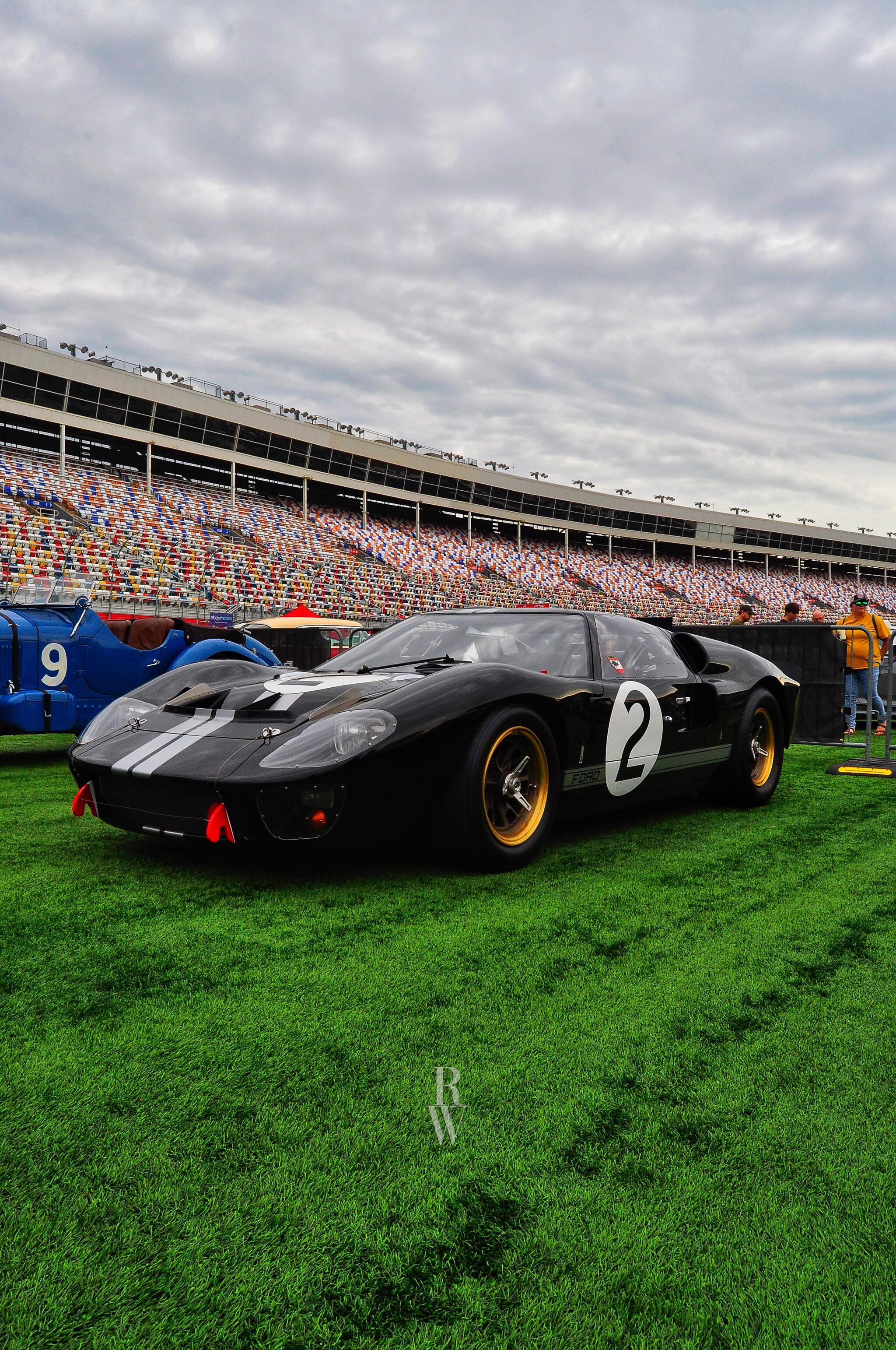 Ford GT40, победитель гонки «24 часа Ле-Мана» 1966 года, пилотируемый  Брюсом Маклареном. Не реплика а настоящая та машина | Пикабу