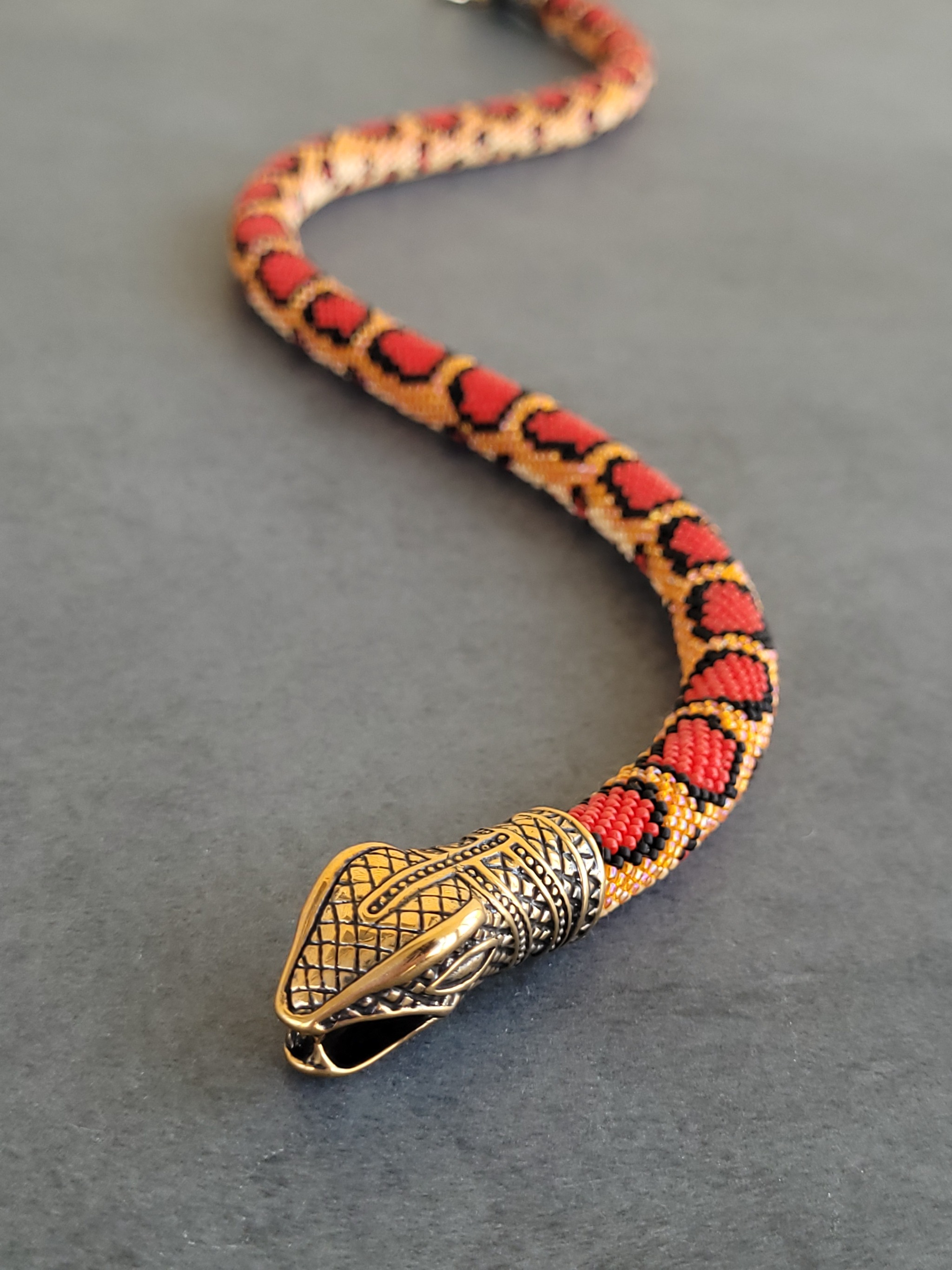 Маисовый полоз. Beaded Snake во Вьетнаме. Новогодняя змея. Маисовый полоз картинки.