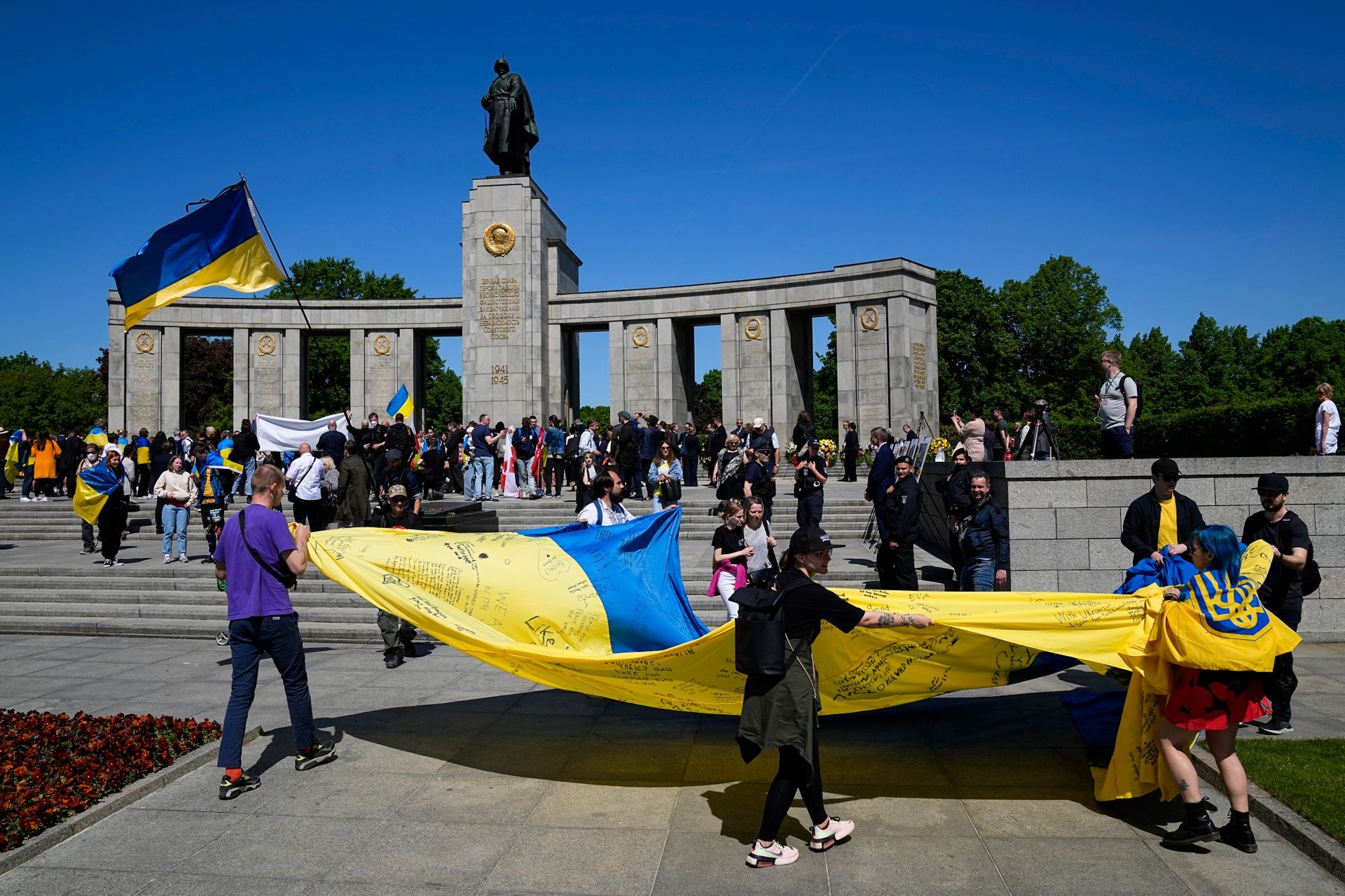 В Берлине сняли запрет на флаги Украины 9 мая, но оставили для флагов РФ и  СССР, пишет газета Der Tagesspiegel | Пикабу