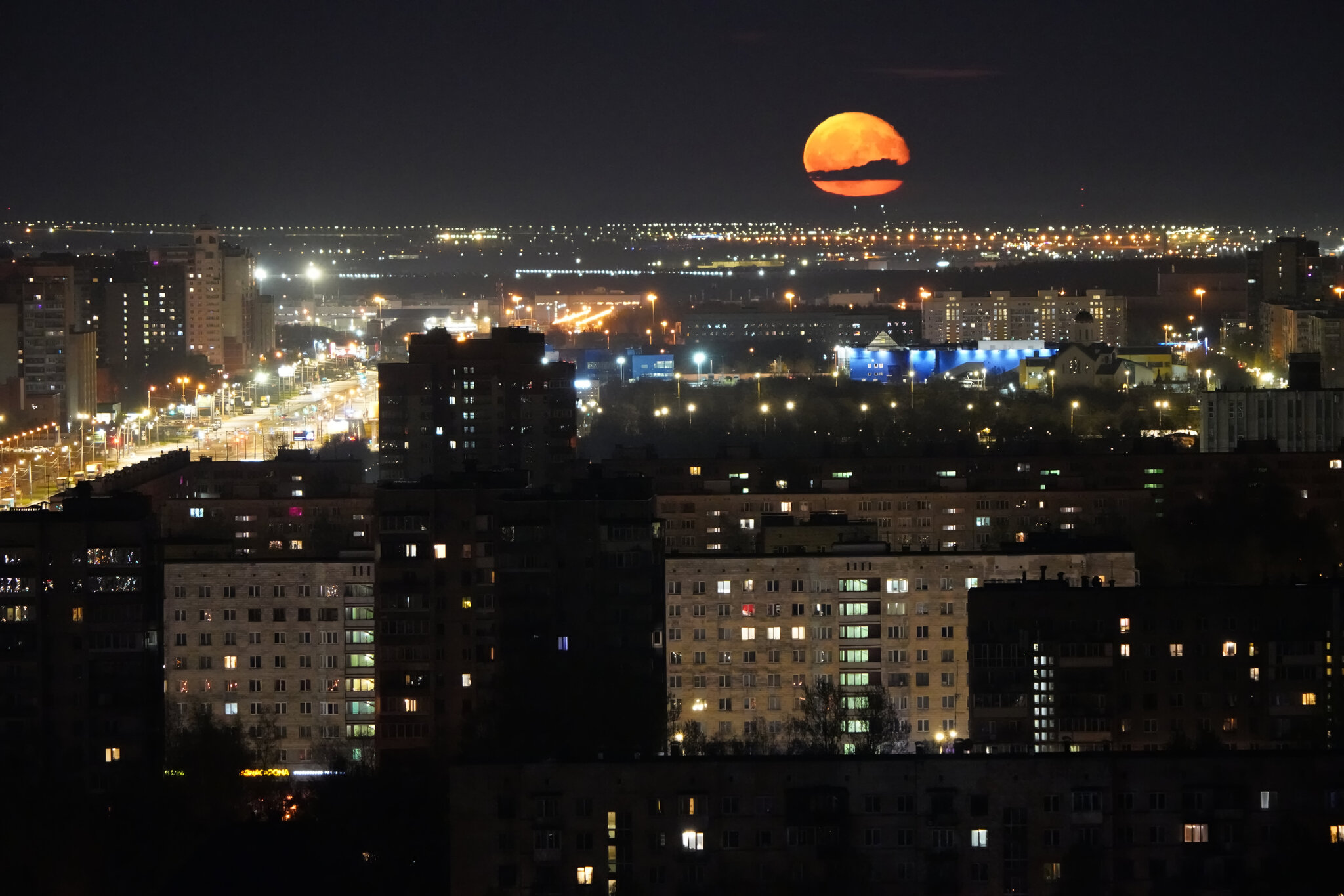 Восход луны в москве. Восход Луны. Луна над Питером. Фото Луны. Ночное Купчино.