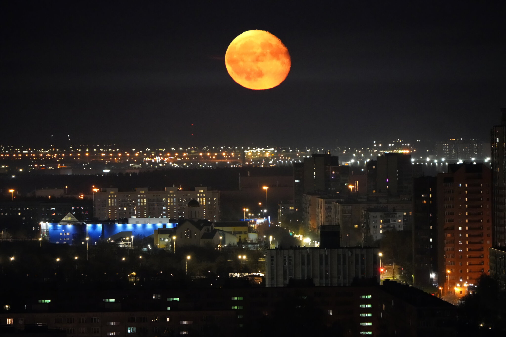 Восход луны в москве. Восход Луны. Город на Луне. Луна сейчас. Фото Луны 5 мая 2023 год.