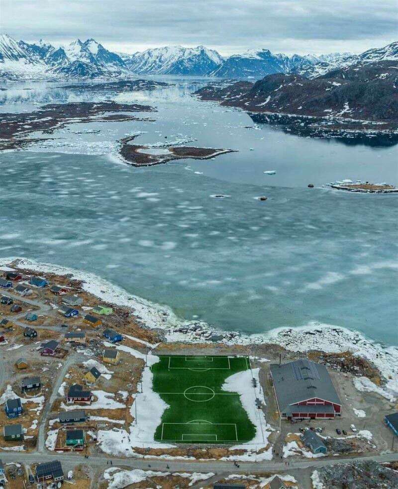 Футбольное поле в Норвегии | Пикабу