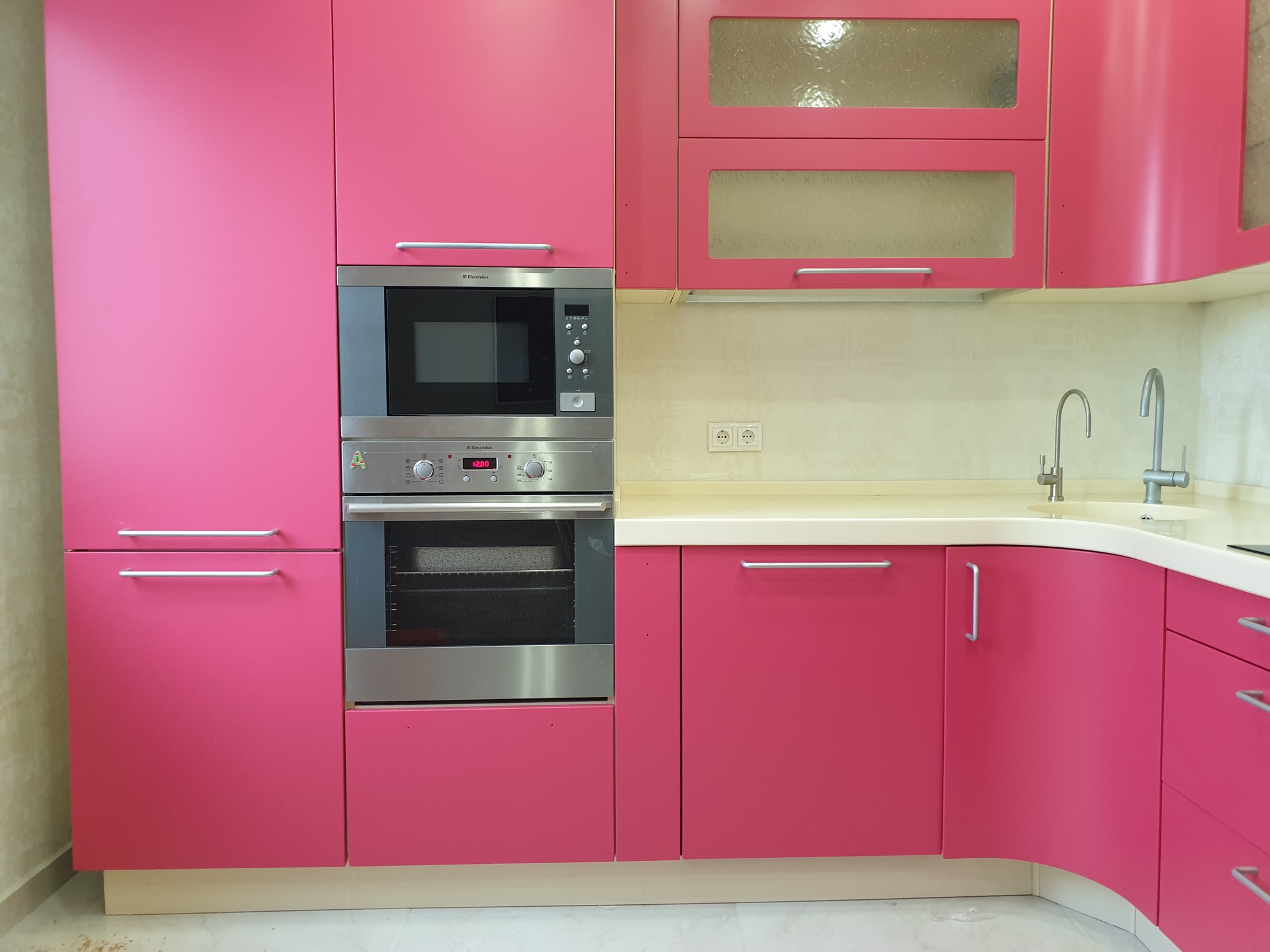 Розовая кухня за у.е.: 5 кв.м. и минимум техники