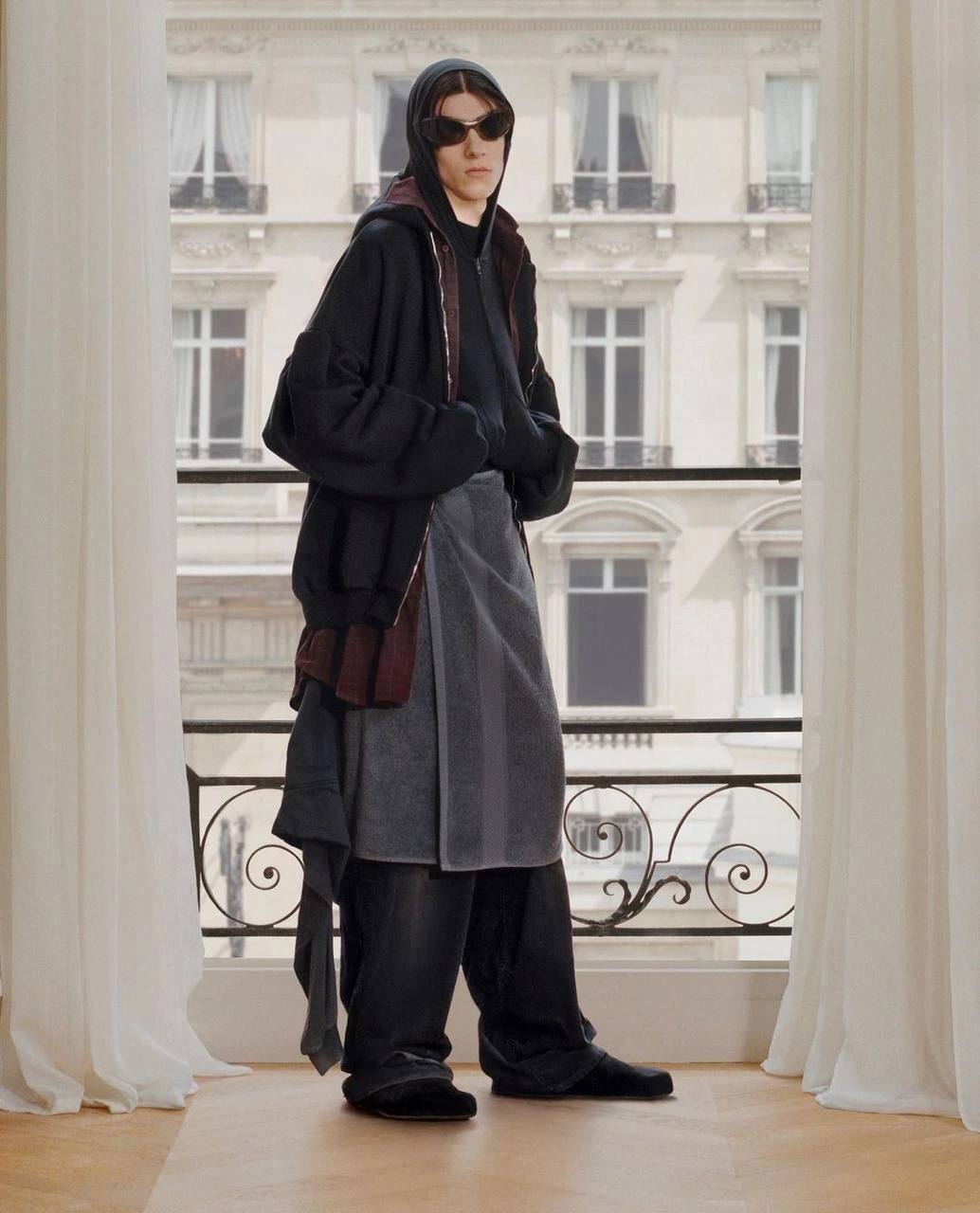 Balenciaga представили юбку в виде банного полотенца. Цена неизвестна ...