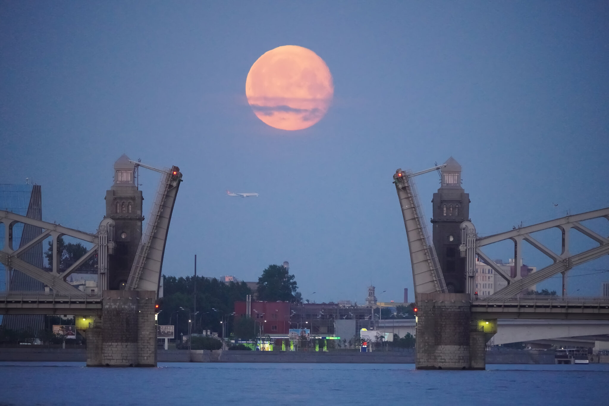 Разведённый Большеохтинский мост, для прохода Луны ))) | Пикабу