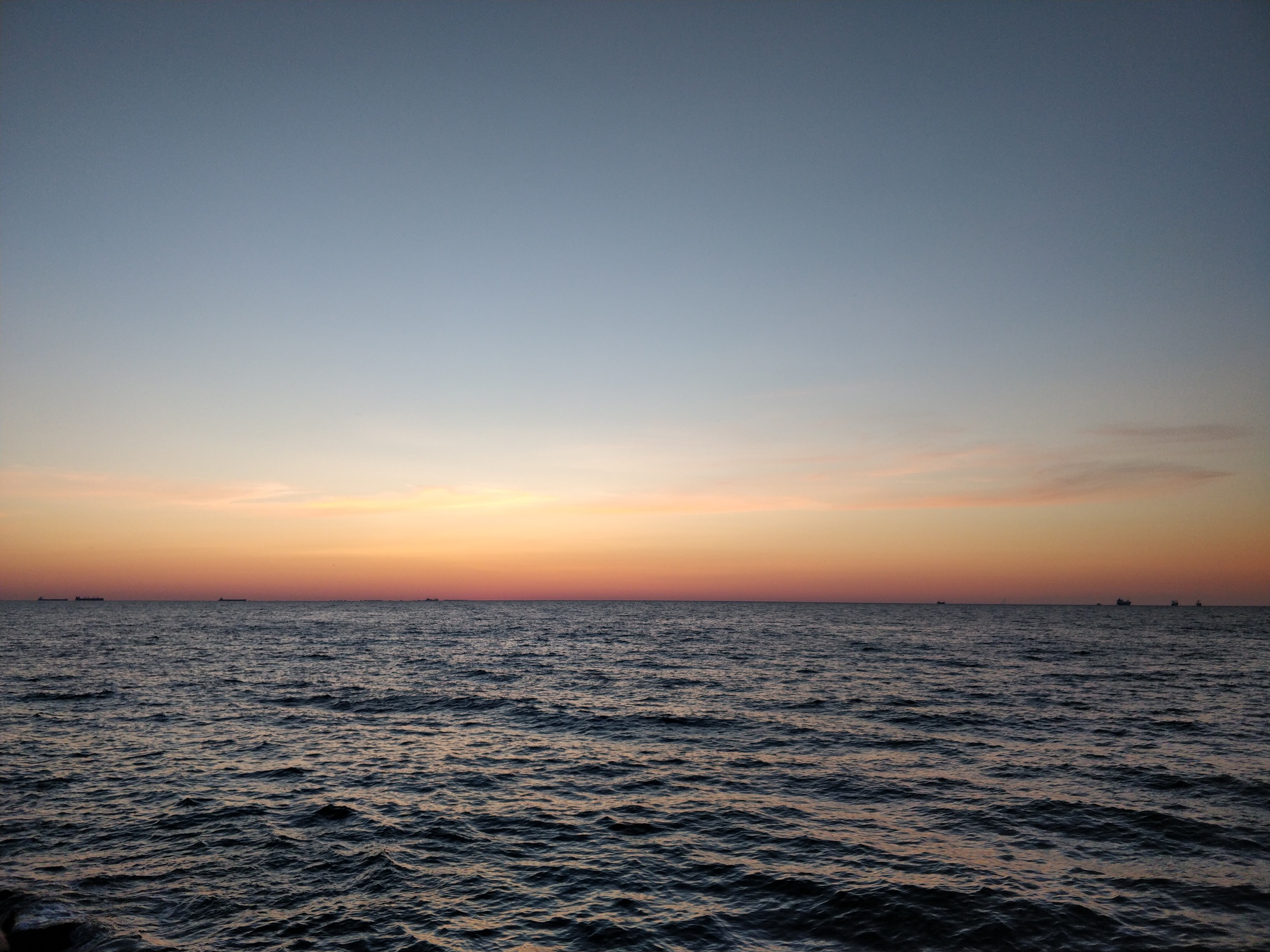 Солнце из-за заваленного горизонта тоже встало на бунд | Пикабу