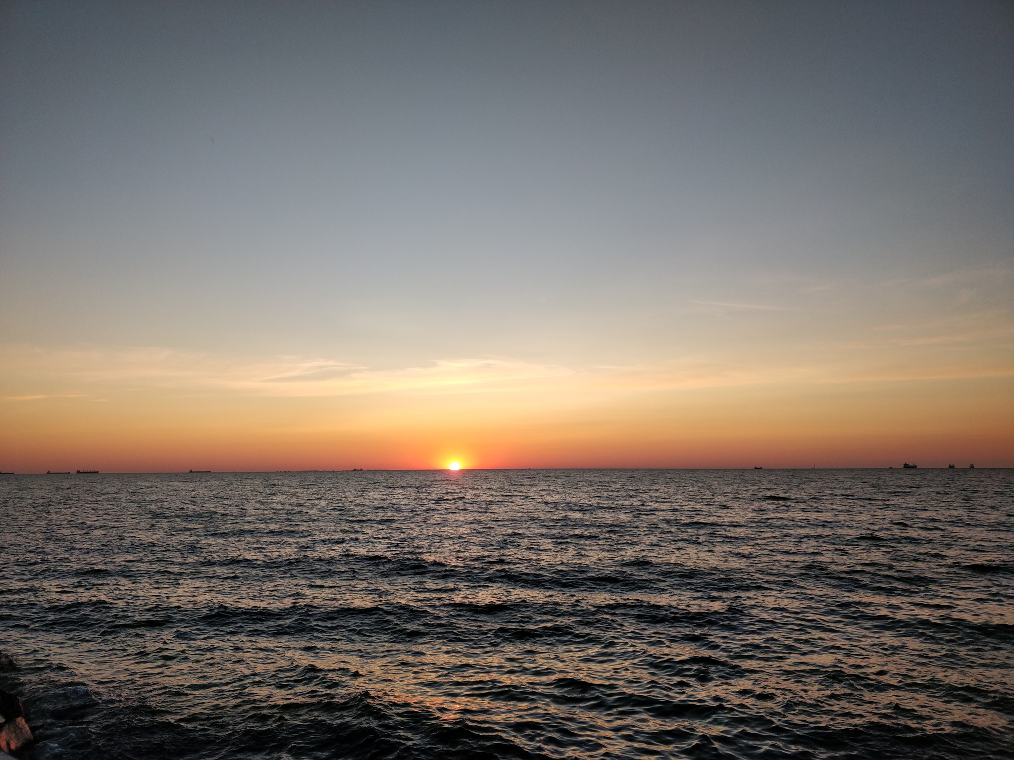 Солнце из-за заваленного горизонта тоже встало на бунд | Пикабу