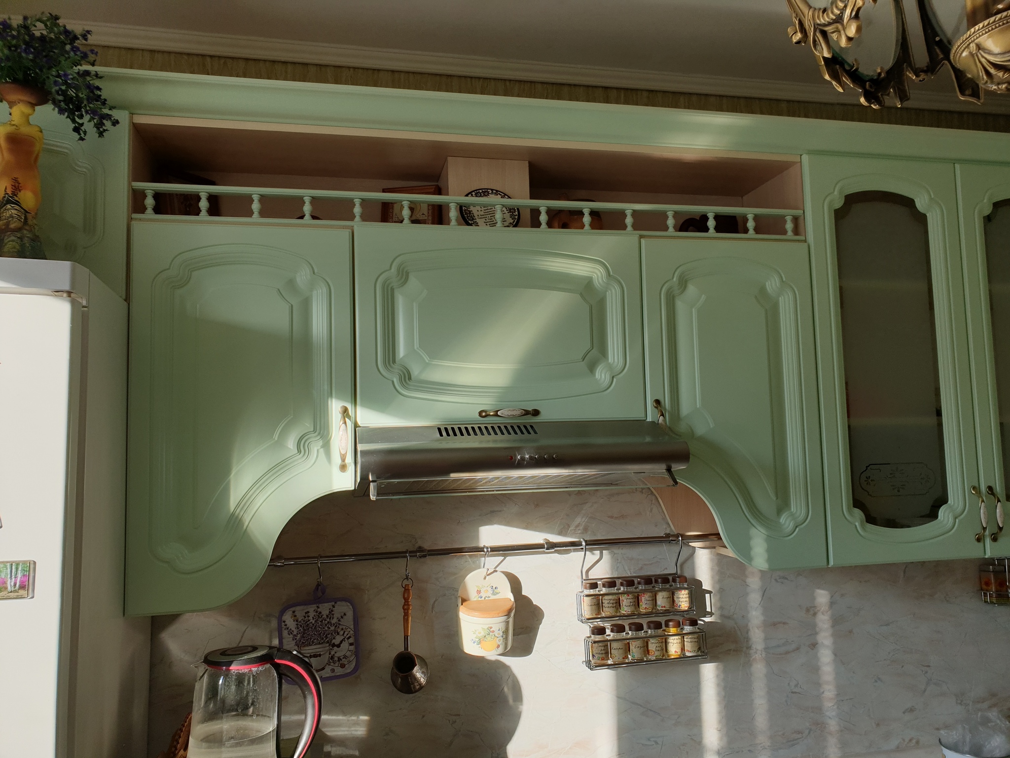 Как простая покраска фасадов кухни изменила вид кухни | Пикабу