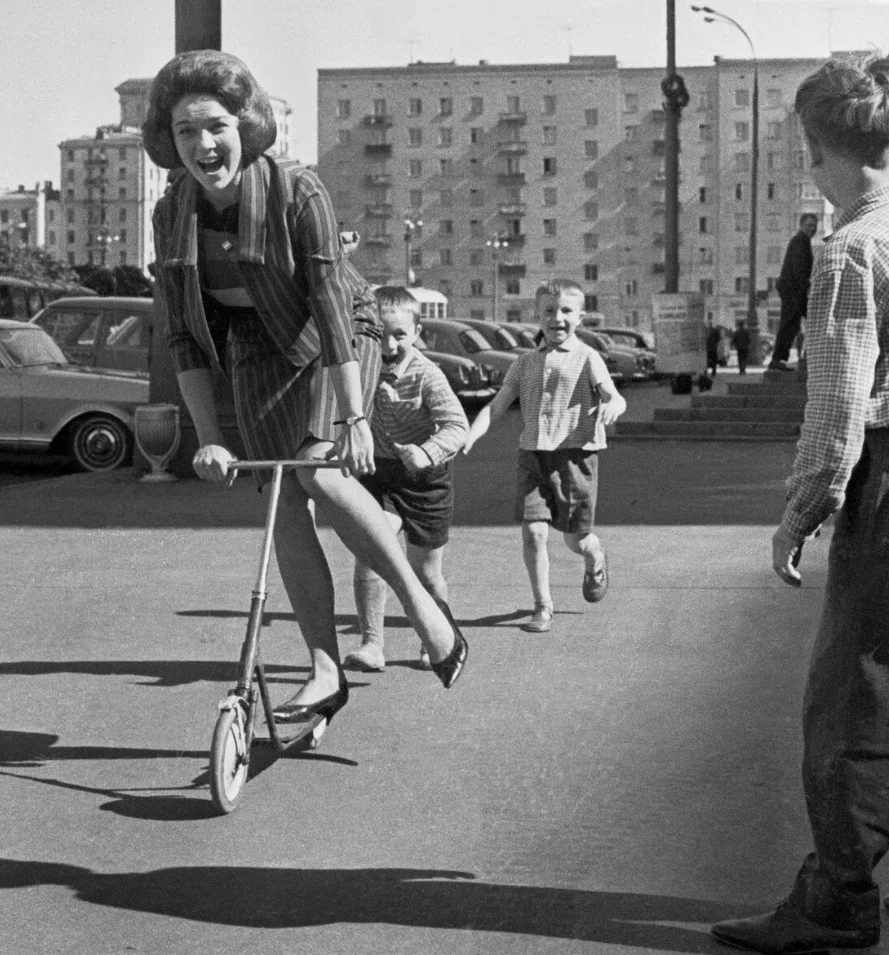 Киноактриса Лариса Голубкина катается на самокате, 1965 год | Пикабу