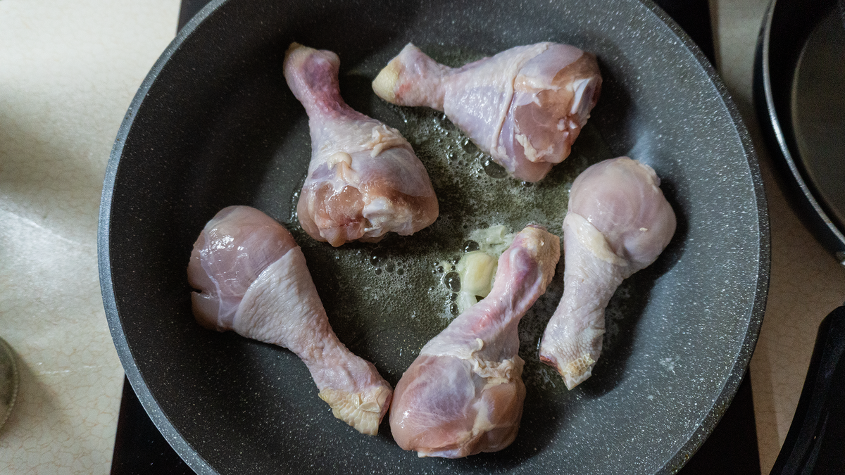 Рецепт: Куриные голени в остром маринаде в мультиварке