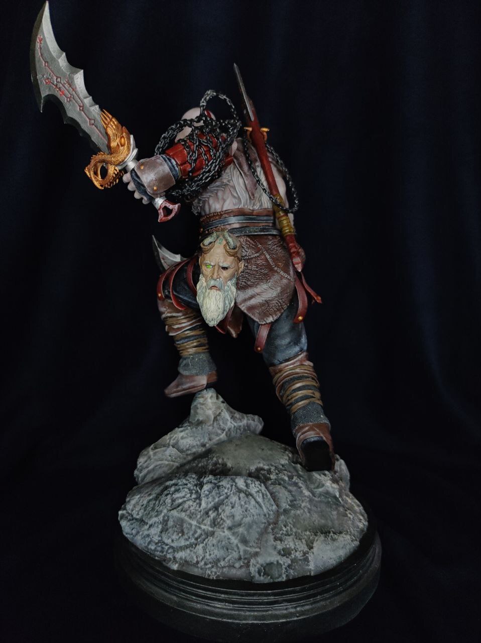 Фигурка Кратоса из God of War | Пикабу
