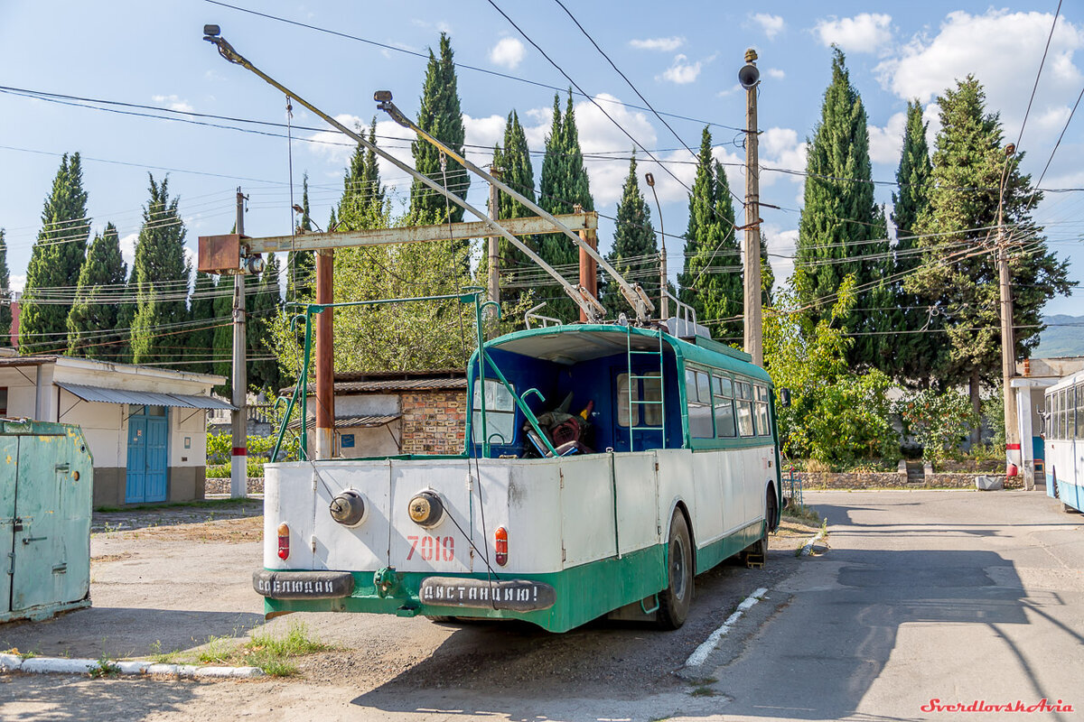 Один из старейших троллейбусов Крыма. Skoda 9Tr12-техпомощь | Пикабу