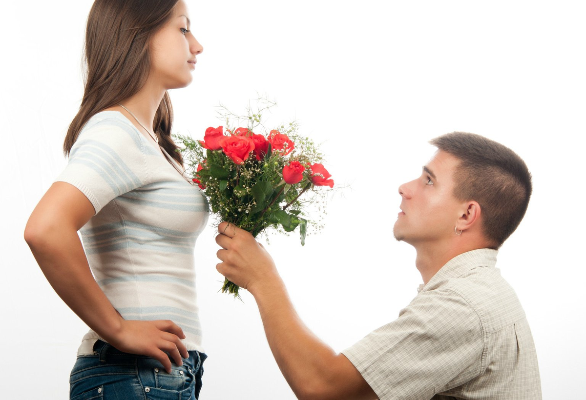Человек ухаживающий за женщиной. Парень даритдеаушке цветы. Парень дарит девушке цветы. Девушке дарят цветы. Мужчина дарит цветы женщине.