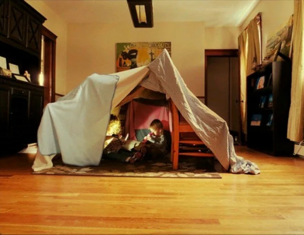Палатки из одеял и подушек. Кровать шалаш. Палатка из одеяла. Шалаш из одеял и подушек. Домик из покрывала для ребенка.