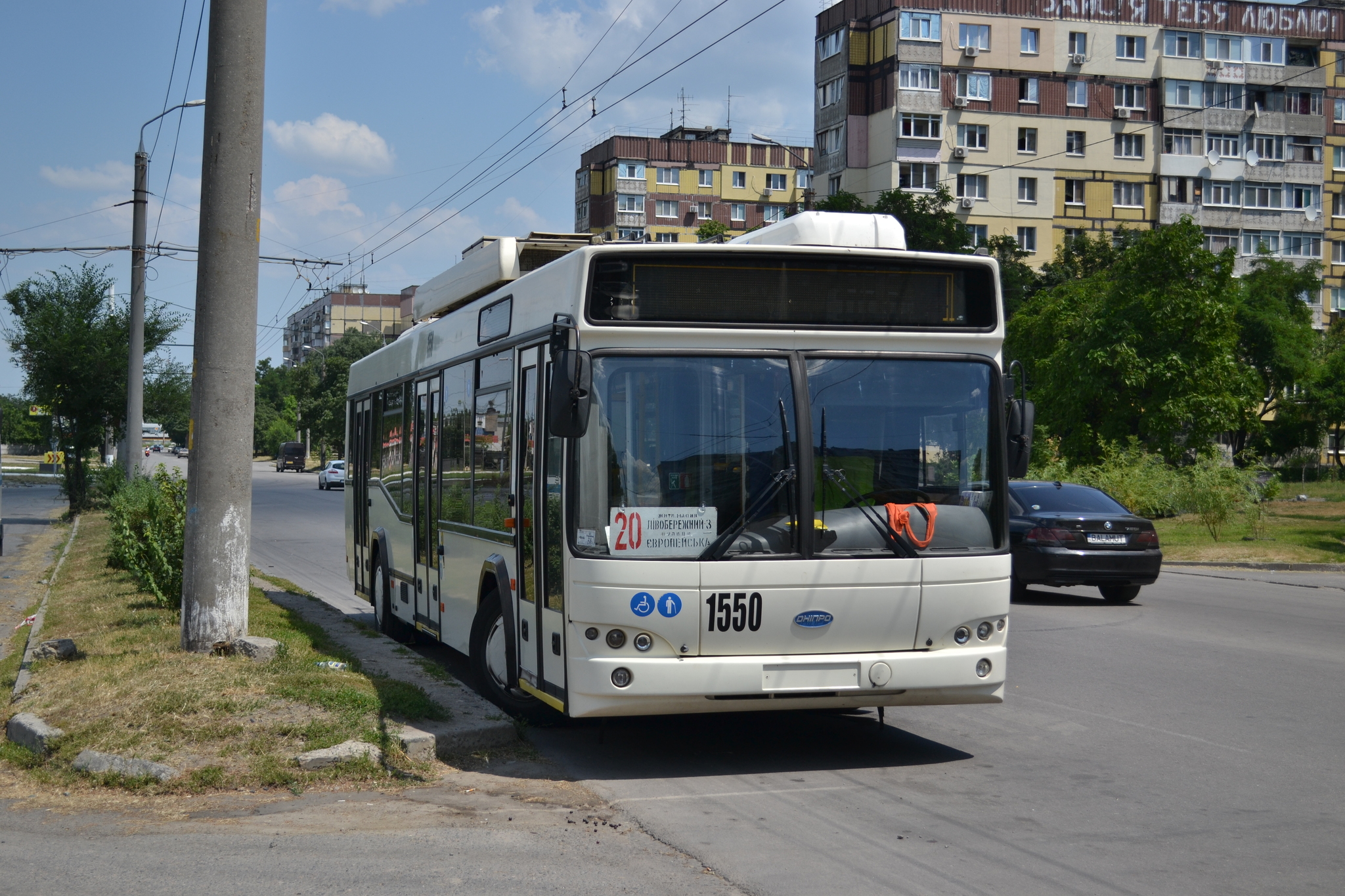 Встреча поколений. Троллейбус ЮМЗ-Т2 и Дніпро Т-103 собранные на заводе  Южмаш | Пикабу