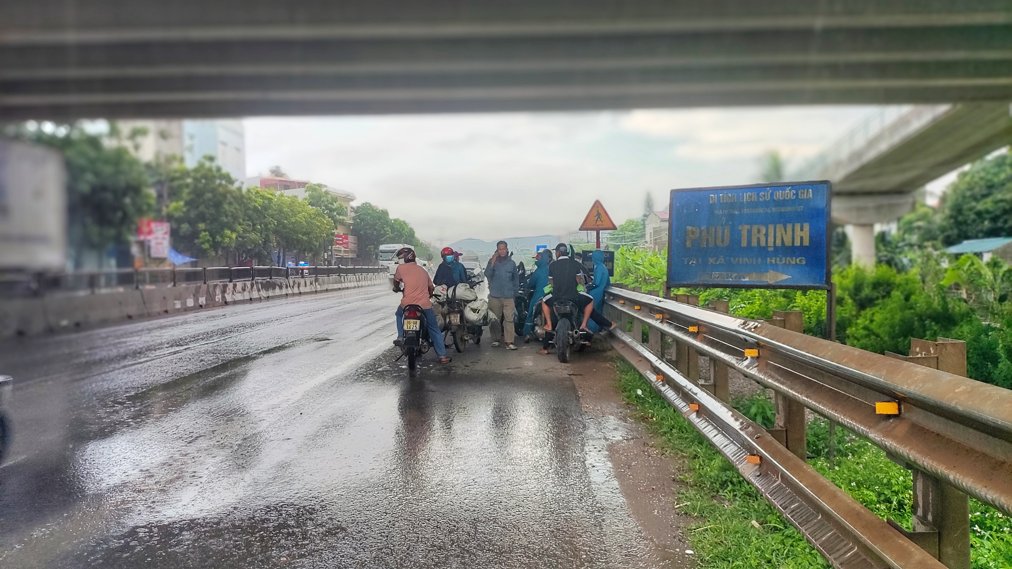 Байкере спрятались под мостом от дождя. Вьетнам трасса А1 под Ханоем |  Пикабу