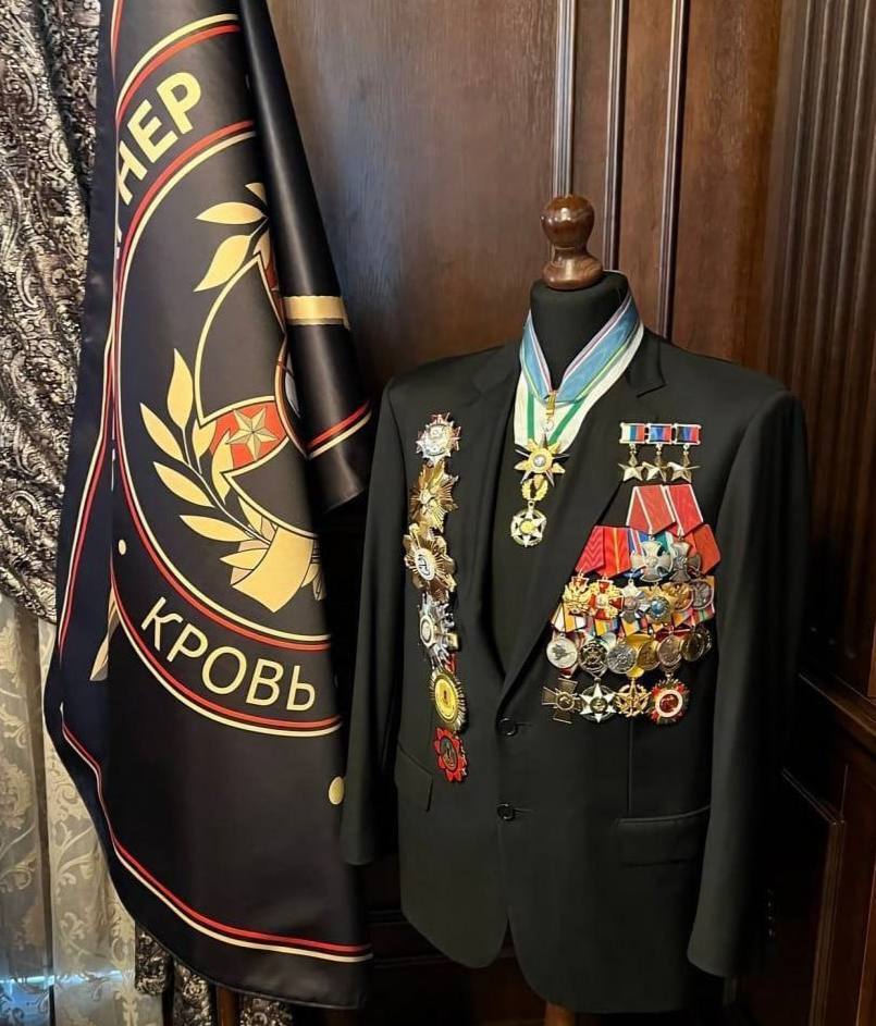 Повесил свой сюртук на спинку стула музыкант... | Пикабу