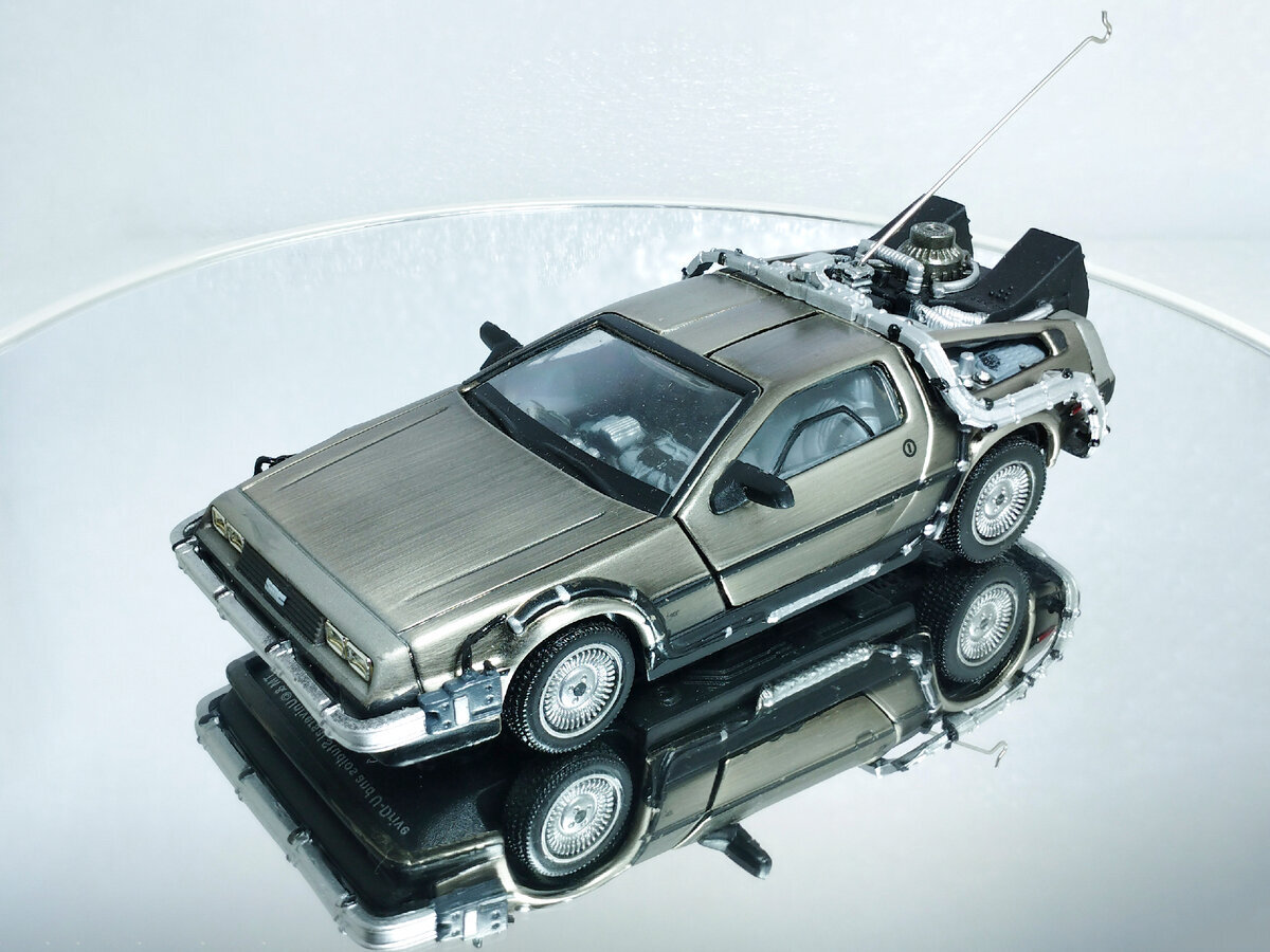 Машина времени DeLorean DMC-12 в масштабе 1:43 (из к/ф 